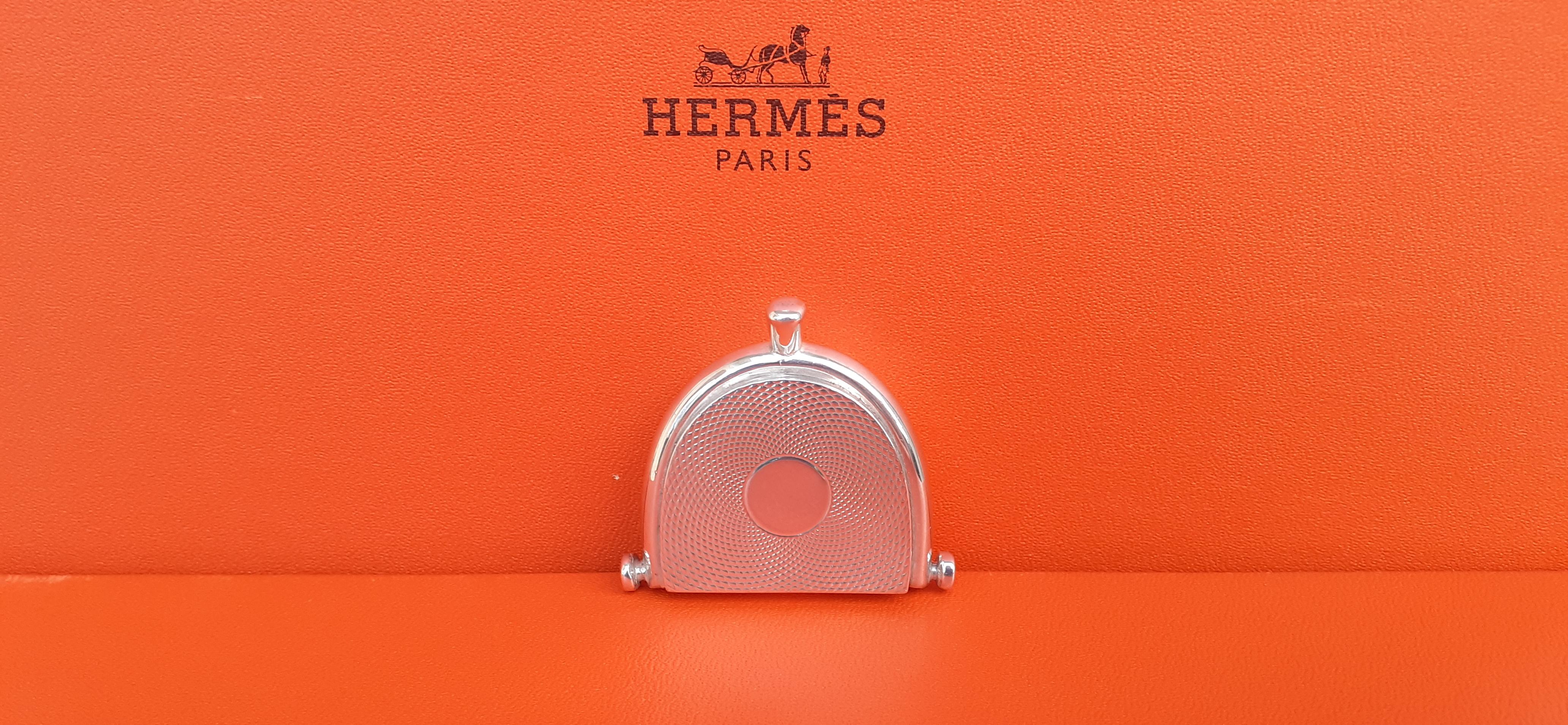 Außergewöhnliche Hermès Guilloche Spur geformt Pill Box von Ravinet d'Enfert im Angebot 7