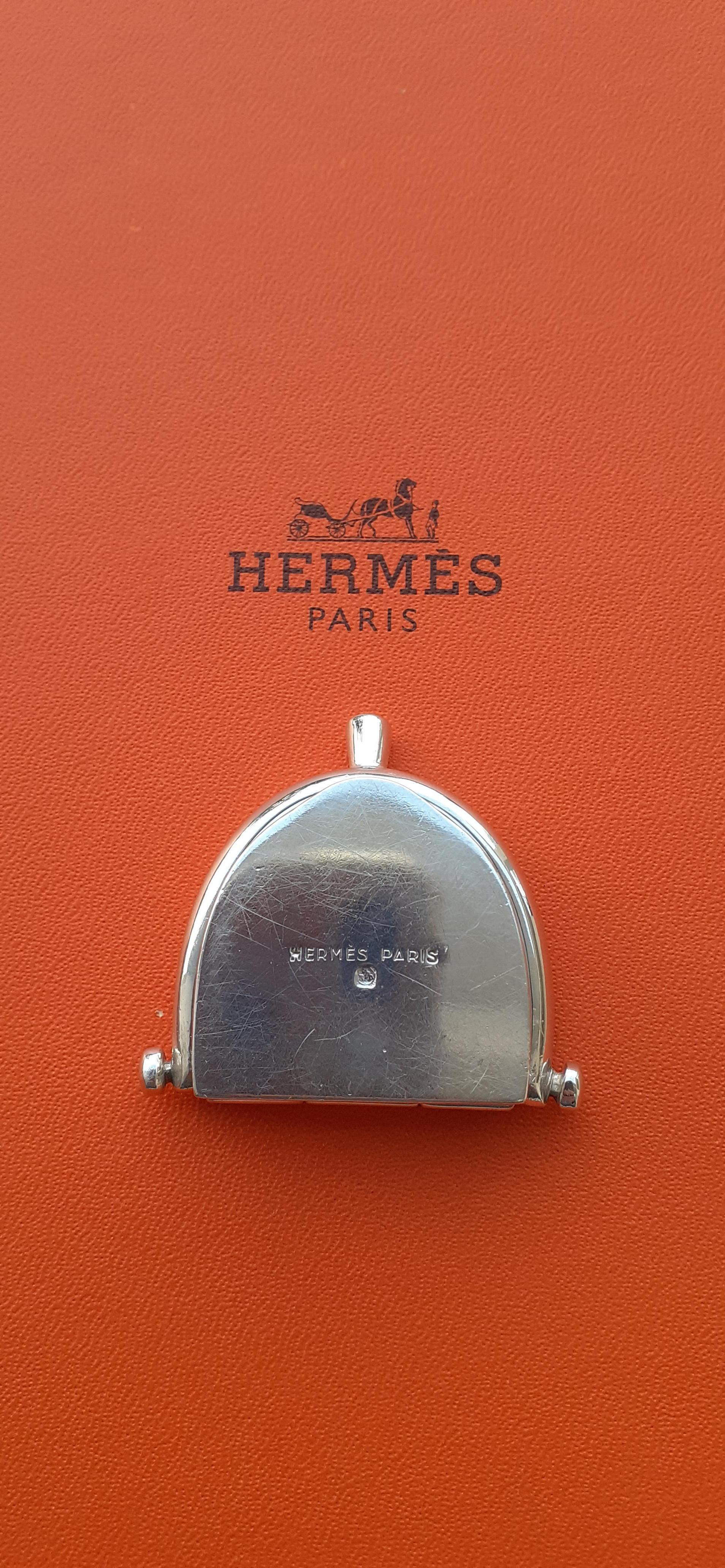 Außergewöhnliche Hermès Guilloche Spur geformt Pill Box von Ravinet d'Enfert im Angebot 2