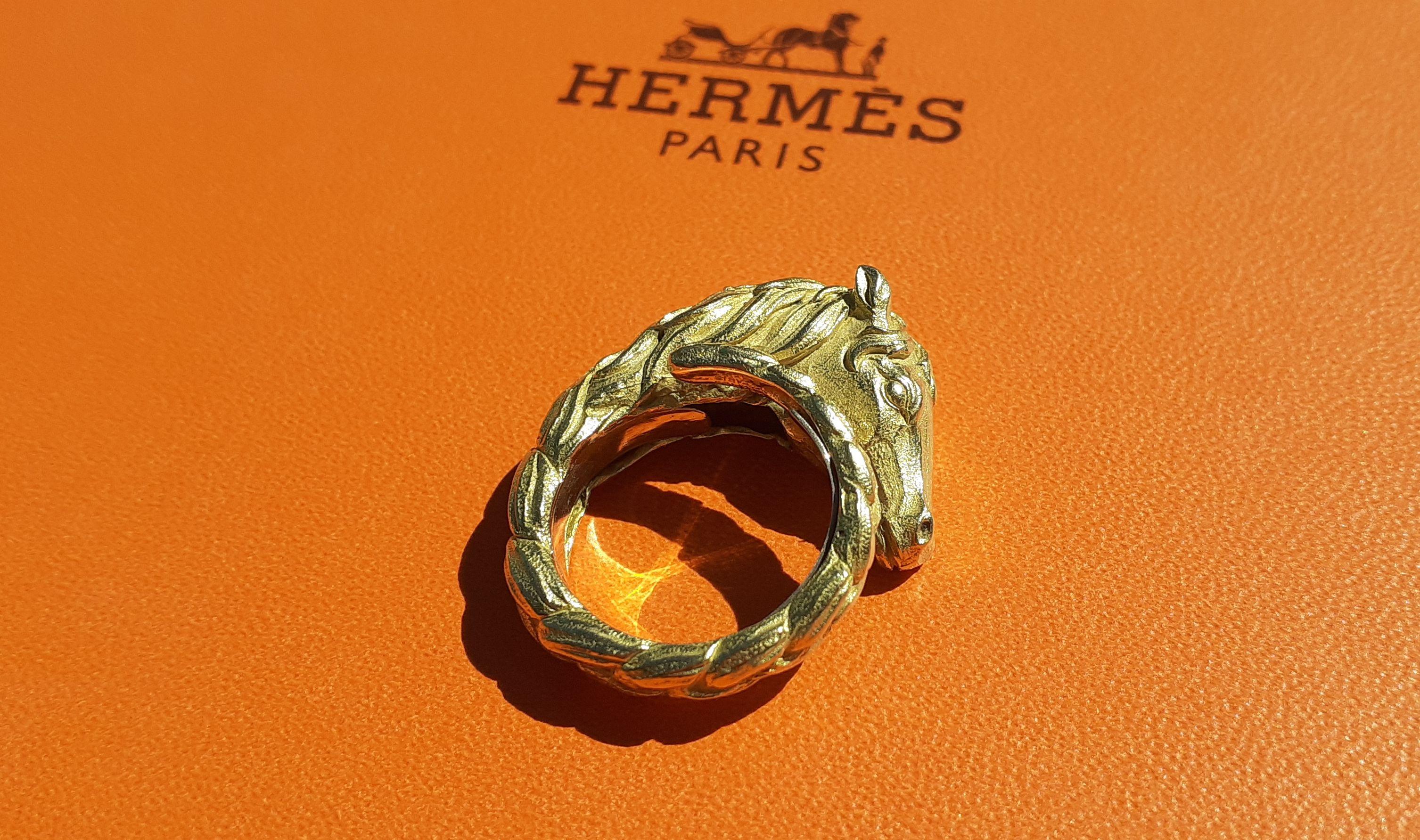 Exceptionnelle et magnifique bague Hermès authentique

En forme de tête de cheval, la crinière tressée en or formant l'anneau.

Vintage By

En or jaune 18K 

