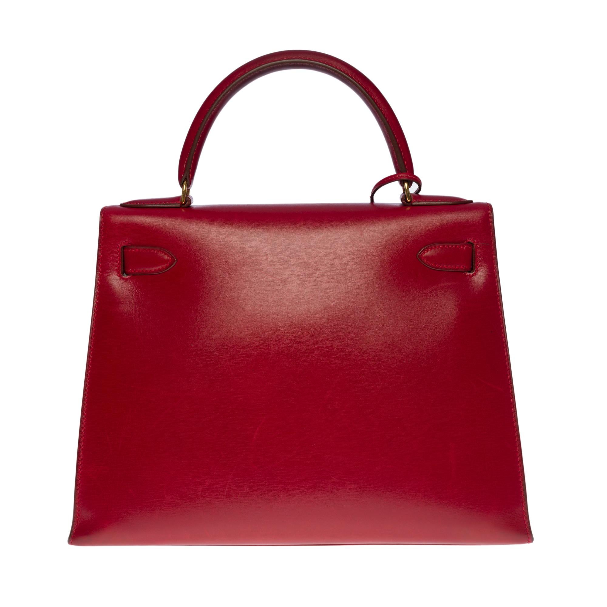 Außergewöhnliche Hermes Kelly 28cm sellier Handtasche in Box Kalbsleder,  vergoldete Metallbeschläge, roter Ledergriff zum Tragen in der Hand

Klappenverschluss
Rotes Lederfutter, eine Reißverschlusstasche, zwei aufgesetzte Taschen
Signatur: 