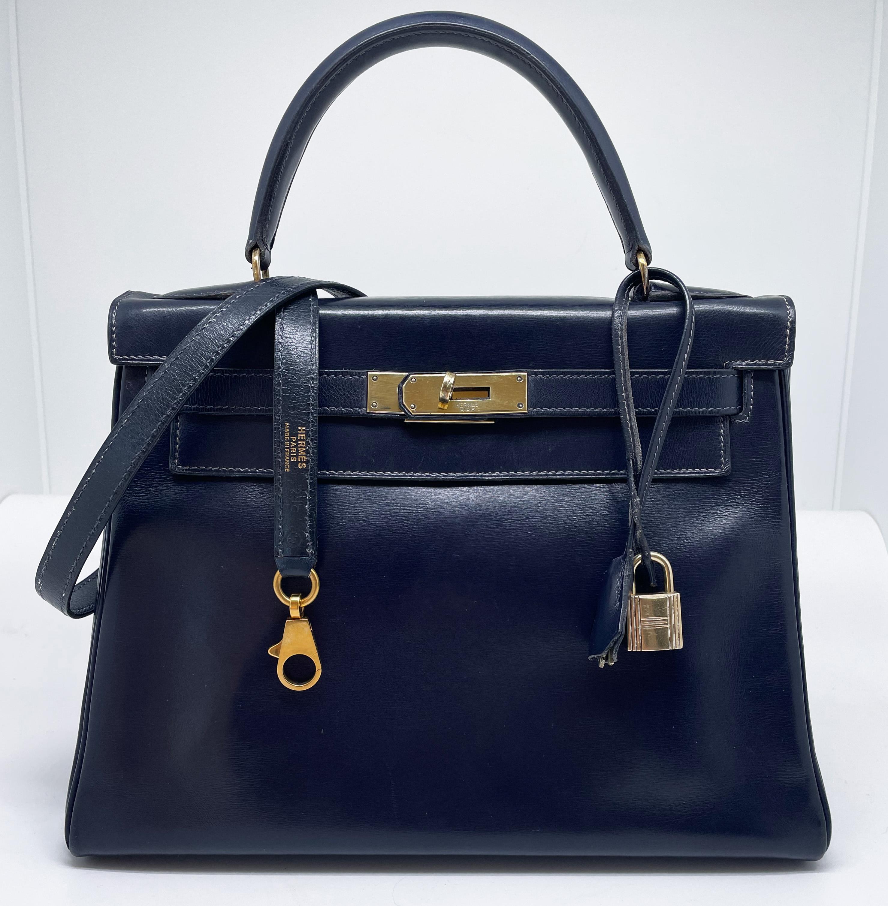 Eccezionale borsa Hermès Kelly 28 restituita in pelle di scatola blu navy In condizioni buone a CANNES, FR