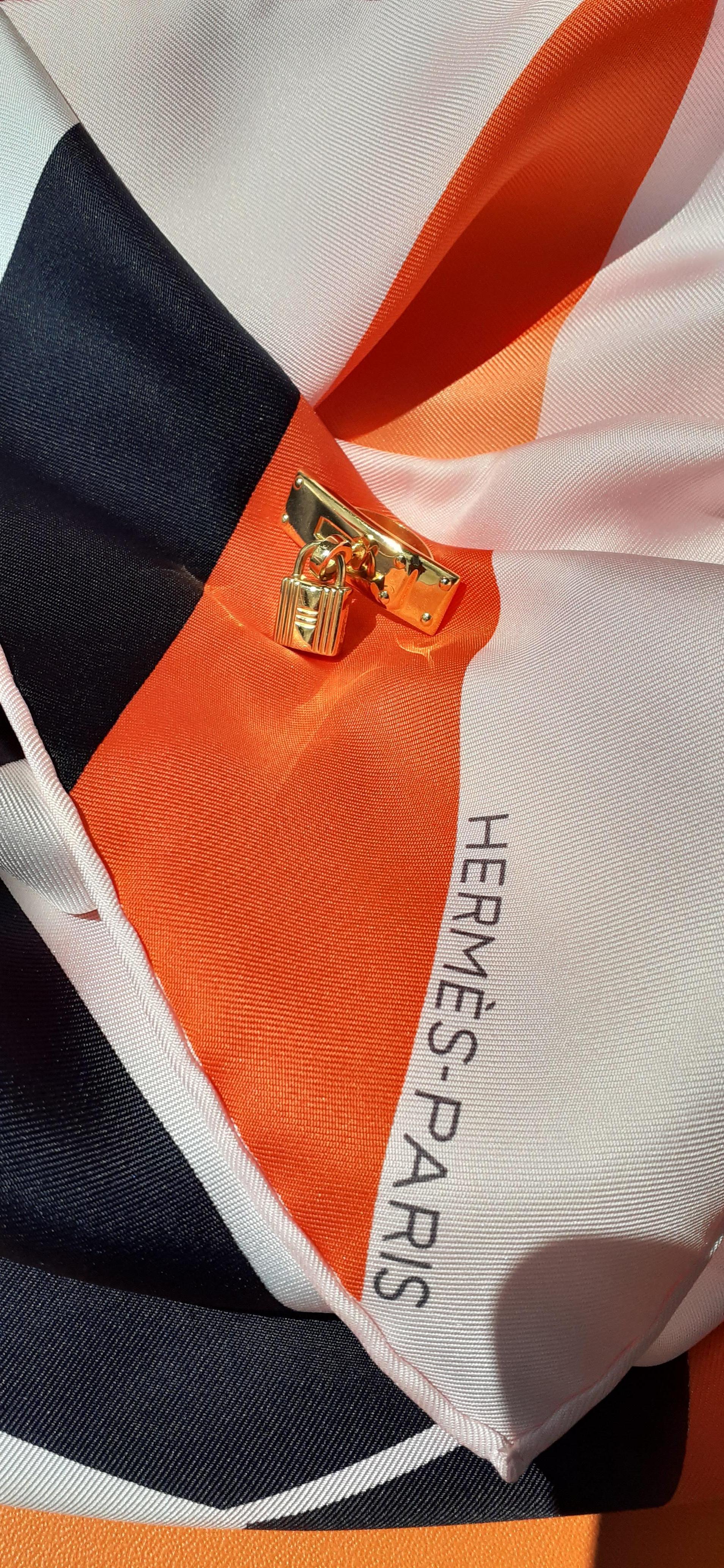 Exceptionnelle bague Hermès Kelly en forme d'écharpe à fermoir avec cadenas Ghw en vente 11