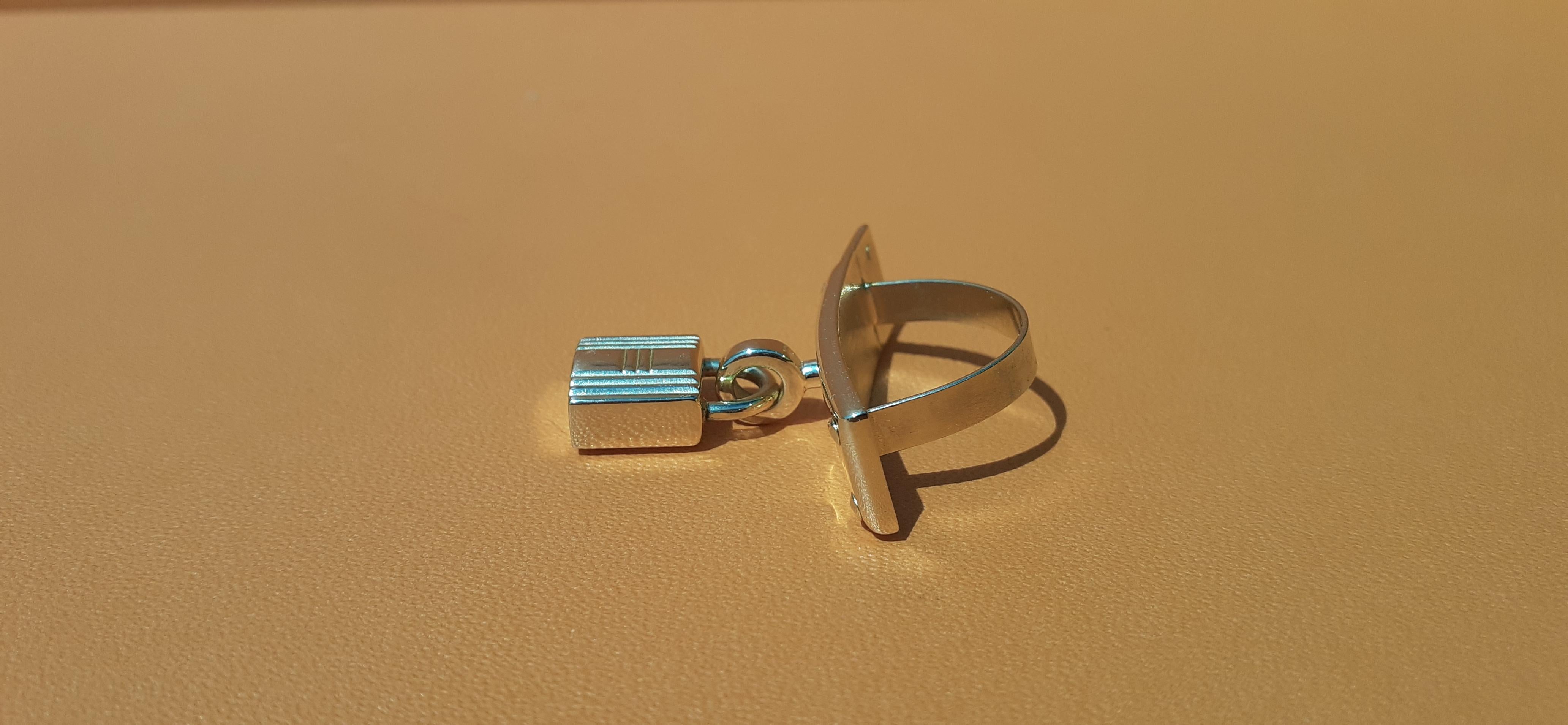 Beige Exceptionnelle bague Hermès Kelly en forme d'écharpe à fermoir avec cadenas Ghw en vente