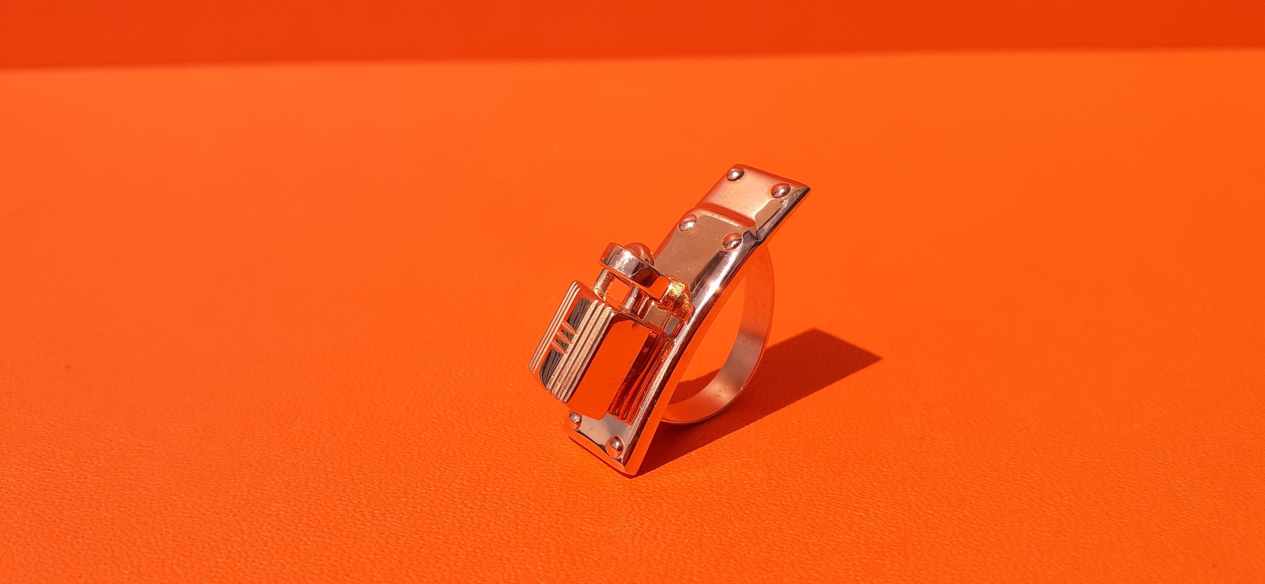 Exceptionnelle bague Hermès Kelly en forme d'écharpe à fermoir avec cadenas Ghw en vente 5