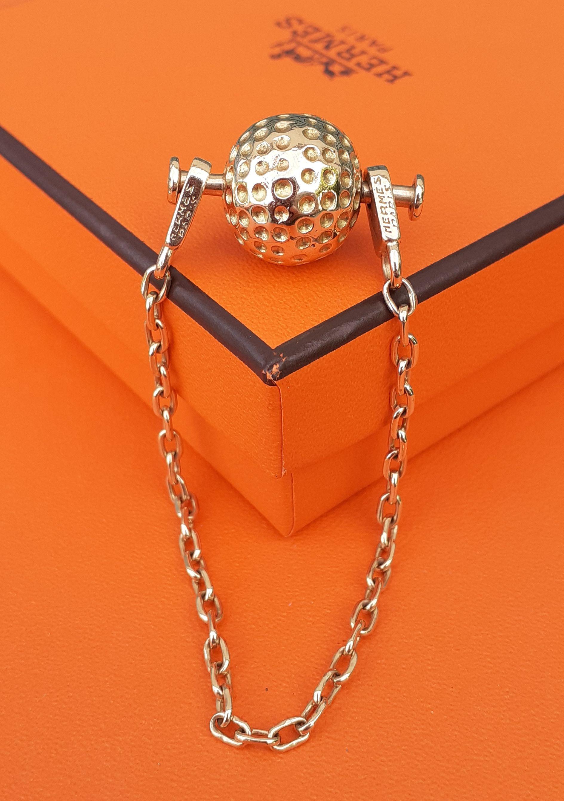 Außergewöhnliche Hermès Schlüsselanhänger Schlüsselanhänger Golf Ball Form in Gelbgold RARE (Braun) im Angebot