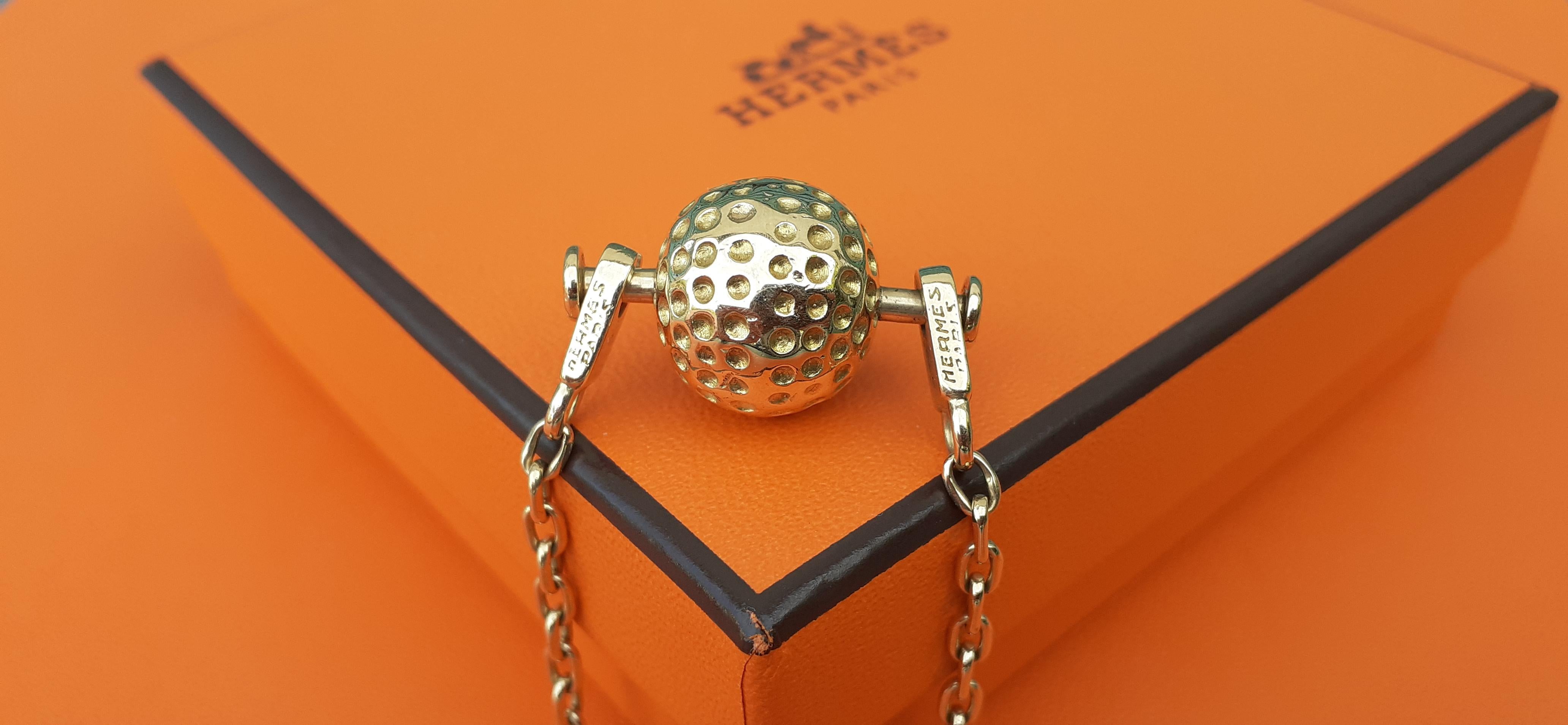Außergewöhnliche Hermès Schlüsselanhänger Schlüsselanhänger Golf Ball Form in Gelbgold RARE für Damen oder Herren im Angebot