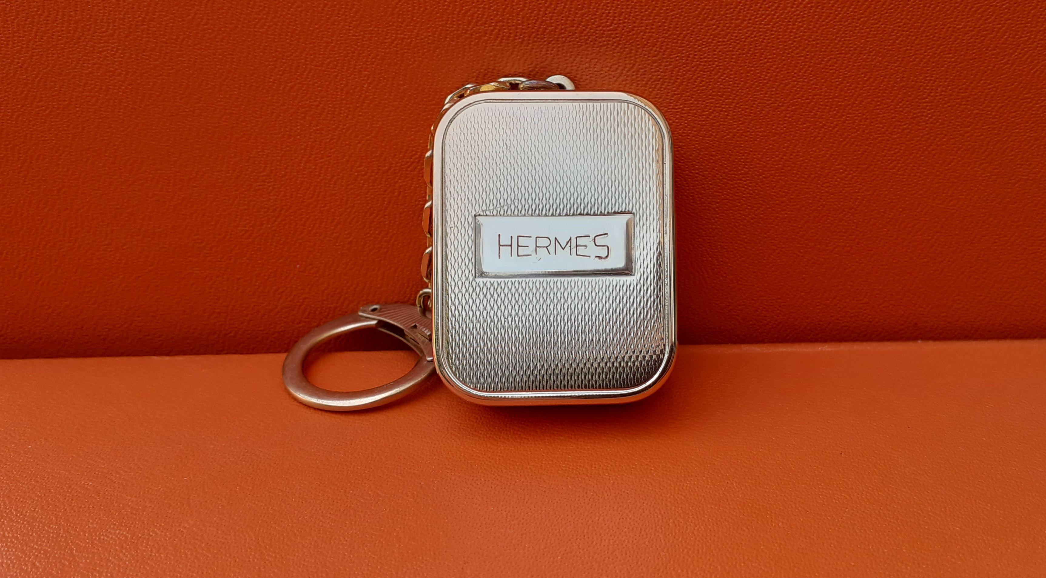 Rare Authentic Reuge Sainte Croix for Hermès Music box

With keychain

Turn the mechanical key (at the back) clockwise and pull up the small button to hear the music 

We do not know the song... Sorry ! Ask if you want to hear it

Made by Reuge