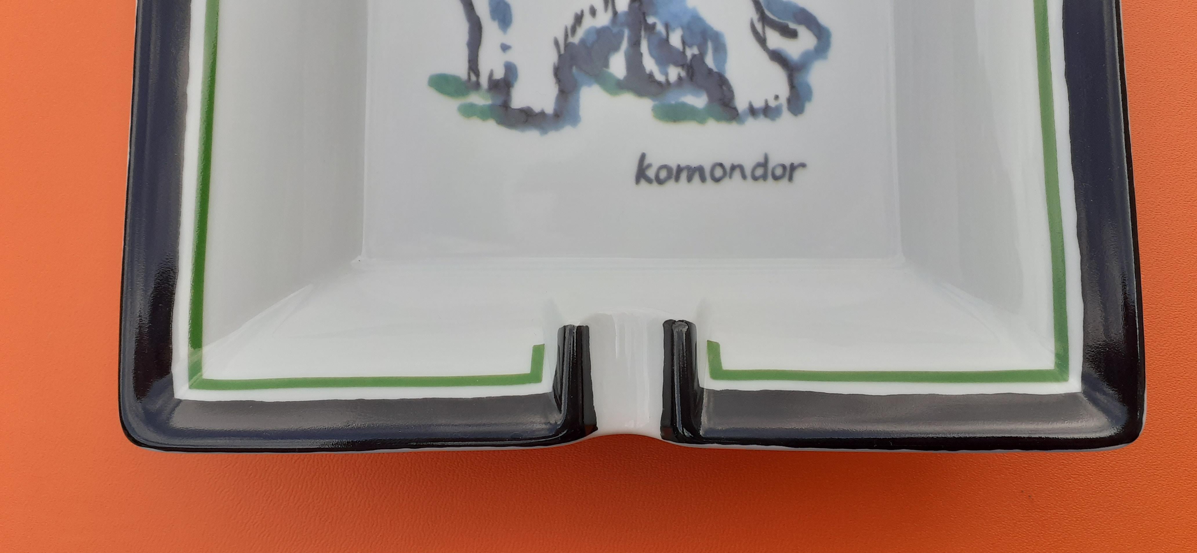 Exceptional Authentic Hermès Ashtray

Print: Komondor

Very rare vintage item

Made in France

Made of printed porcelain

Colorways: white, black, green, blue-grey

Back covered with green blue leather

