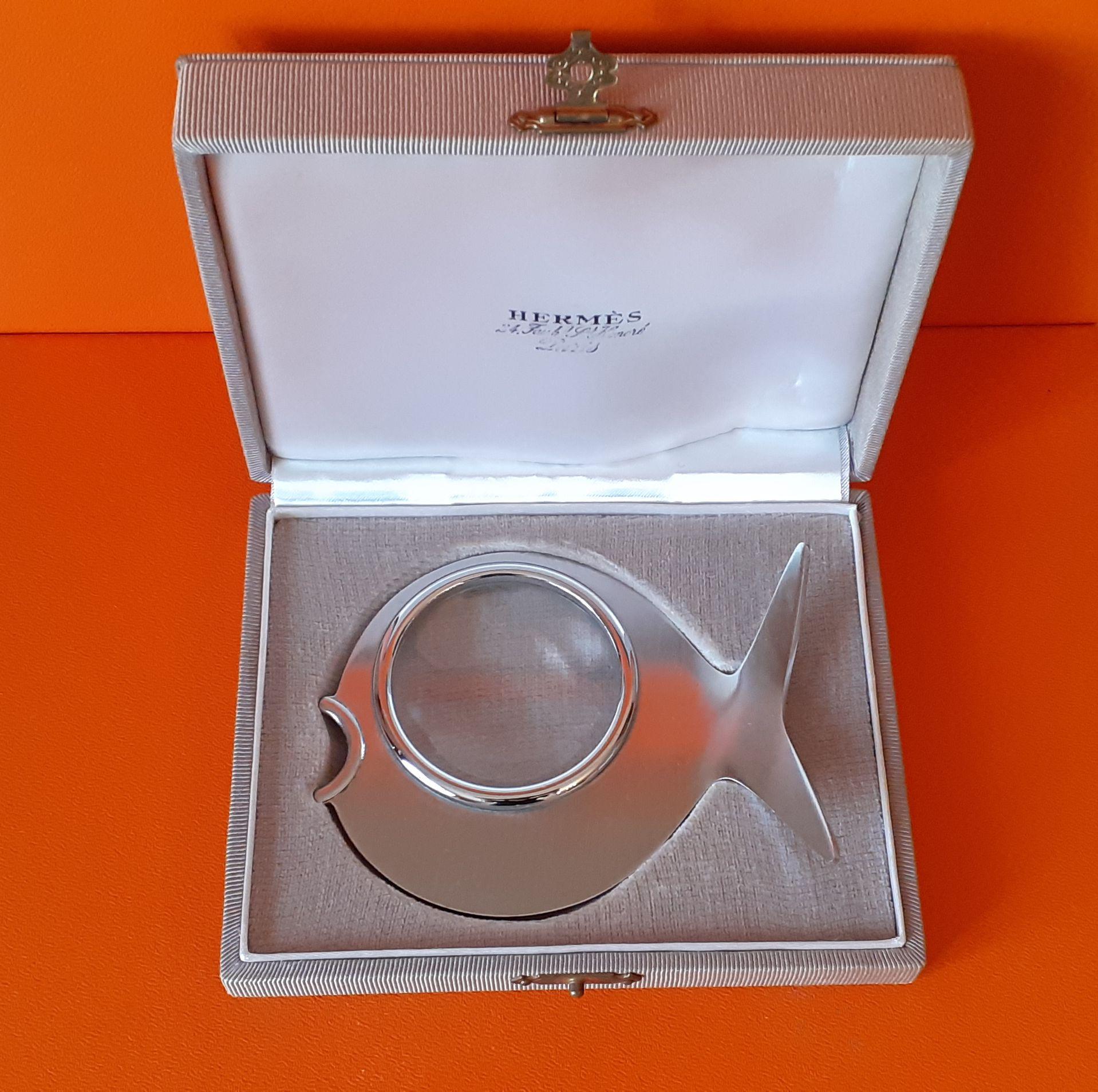 Rare Authentic Hermès Magnyfying Glass

Shaped as a cute fish

Its eye is a magnifying glass, and its tail is raised (original shape)

Made of brushed silver-tone metal (non precious) 

