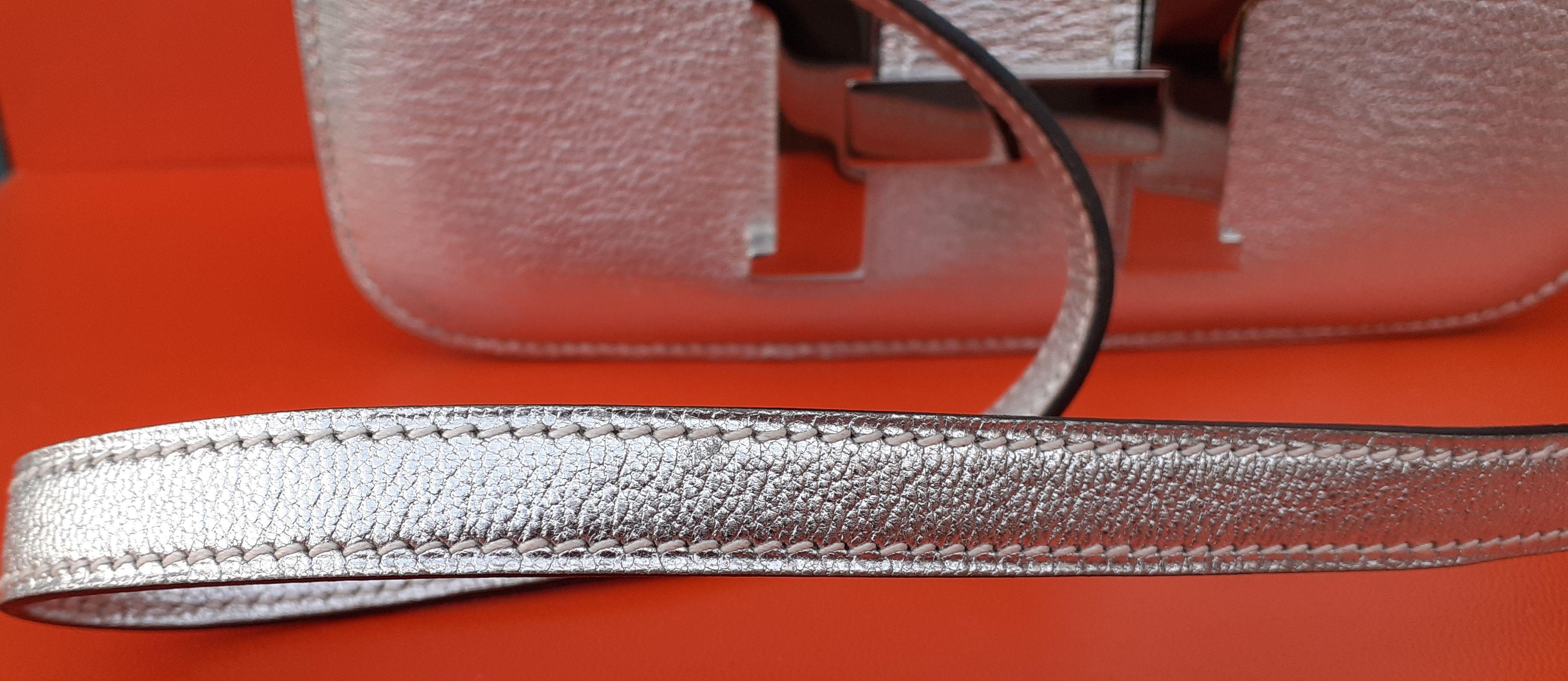 Exceptionnel Hermès Mini Constance Metallic Silver Chevre Leather Phw 18 cm  en vente 6