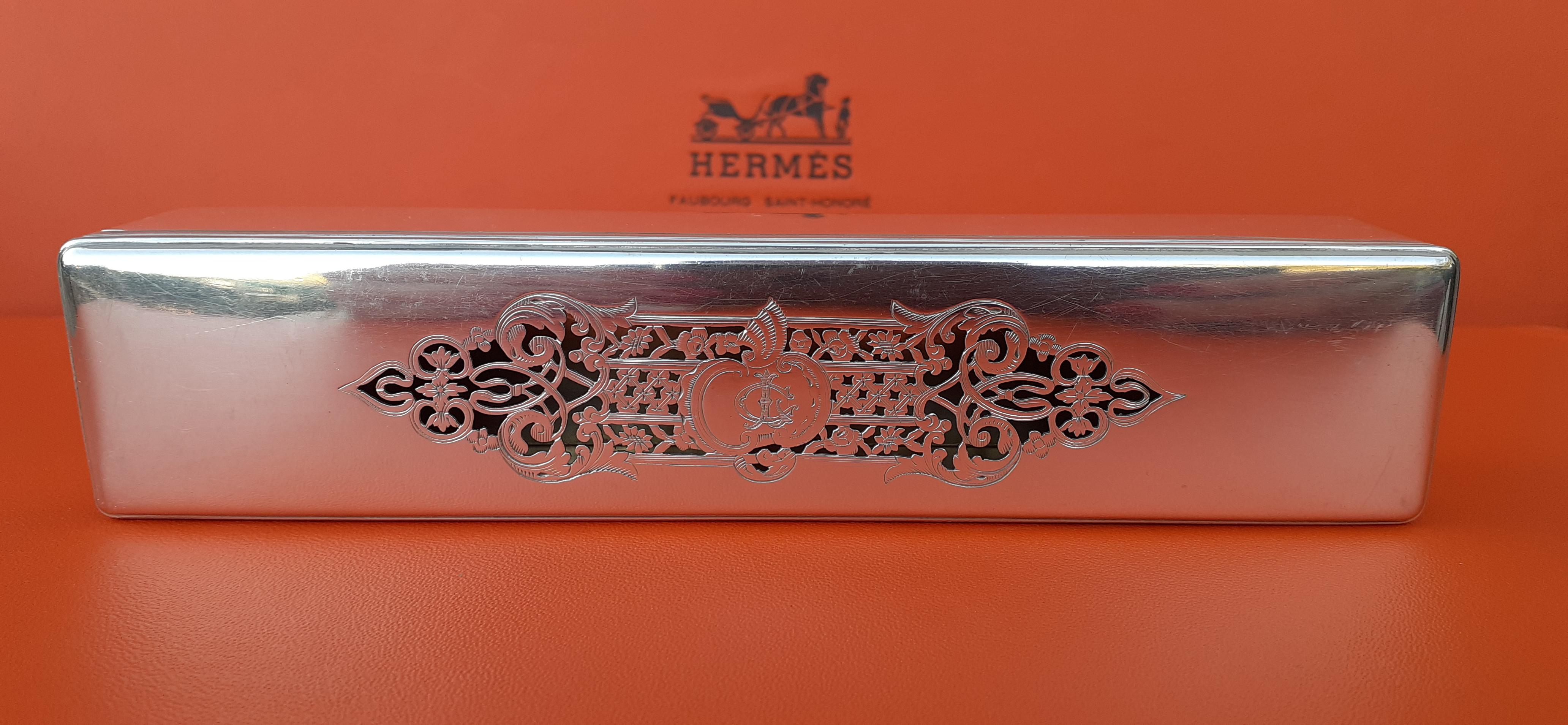 Absolument superbe Boîte Hermès authentique

Le motif du couvercle est magnifique, très fin et délicat

Boîte en argent ciselé ajouré

Objet ancien

monogramme 