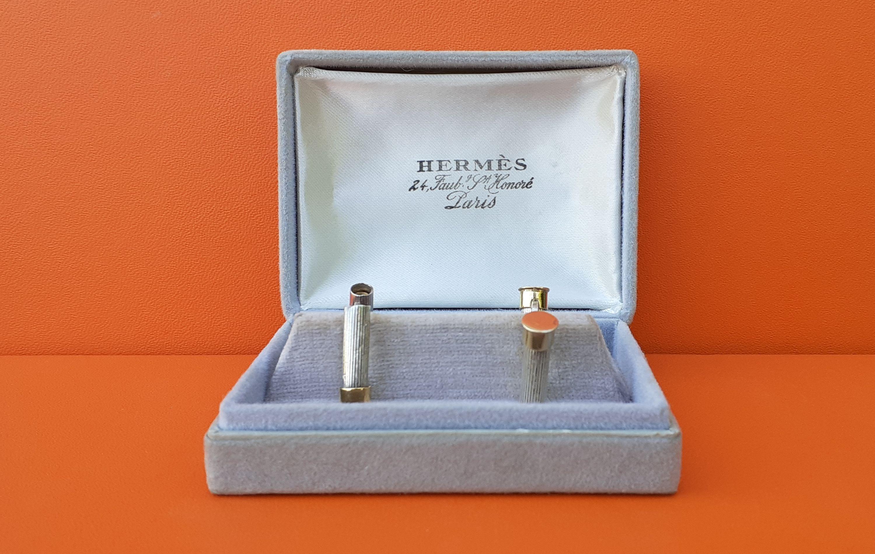 Exceptionnelle paire de boutons de manchette Hermès en forme de douille de fusil à pompe en argent et or. Unisexe en vente