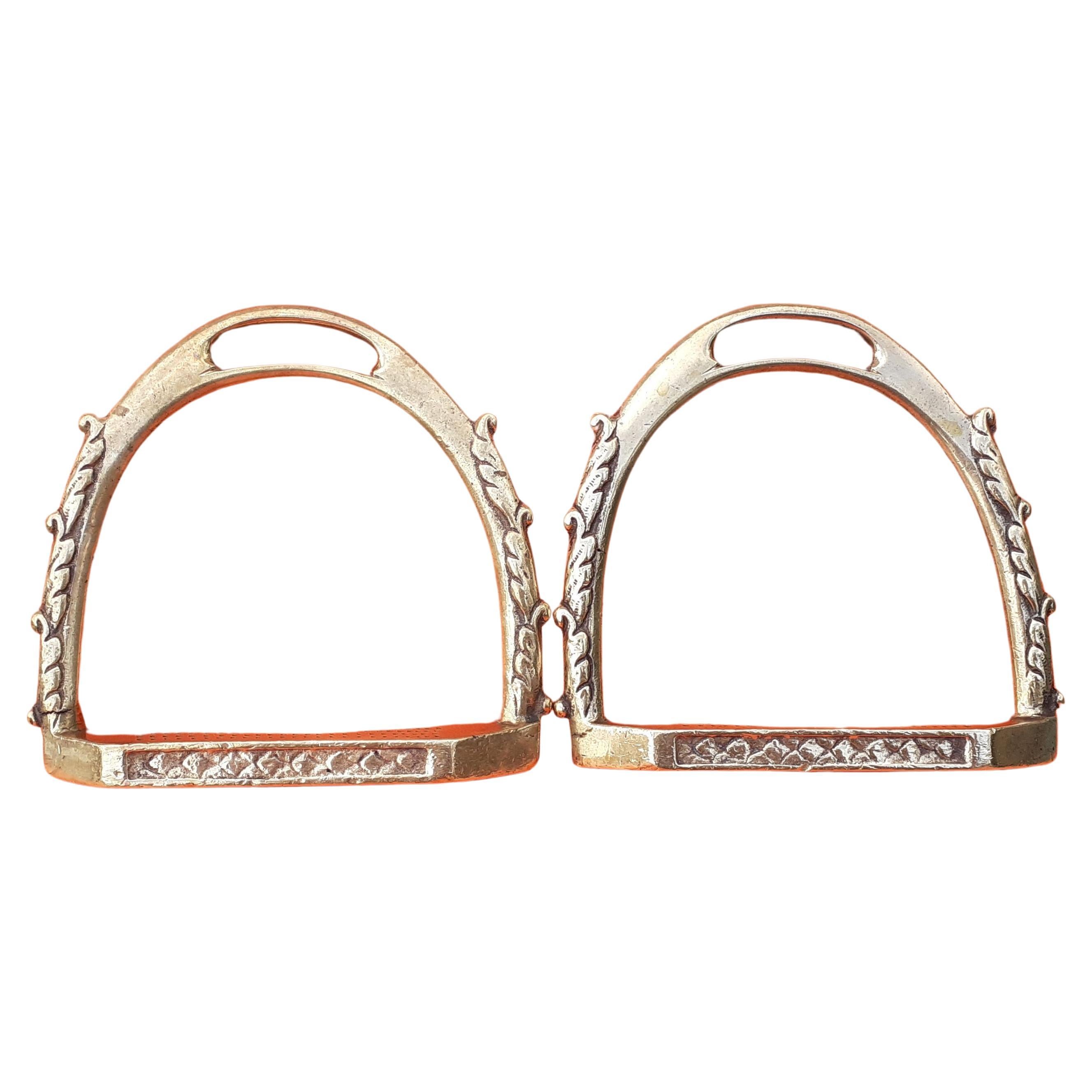 Beaituful Rare Authentic Hermès Stirrups

Set of 2 

Real stirrups for horse ridding

Vintage items

Made of chiseled bronze

Colorway: golden

