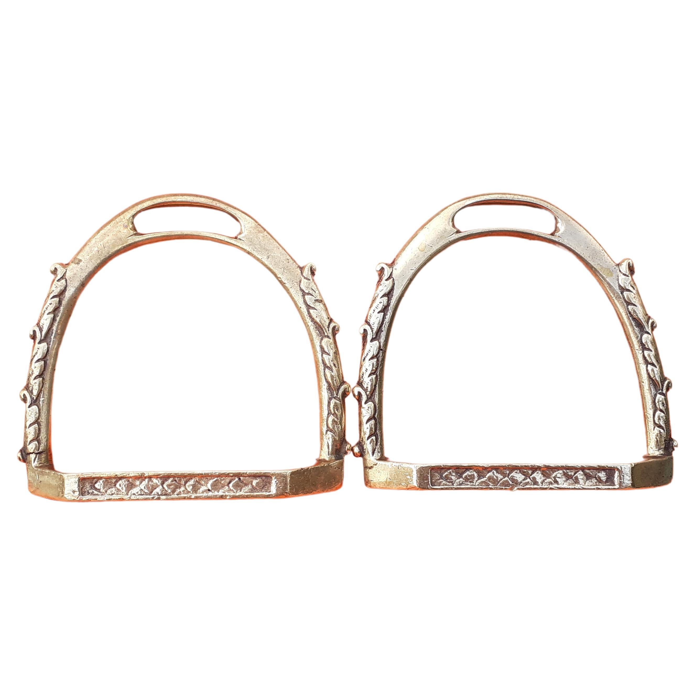 Orange Exceptionnelle paire d'étriers en bronze ciselé Hermès Horse Ridding Texas en vente