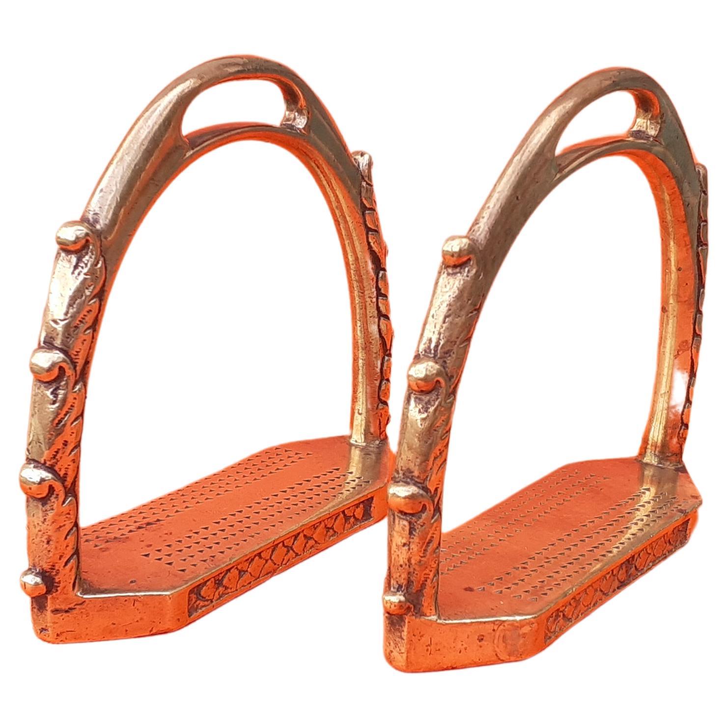 Außergewöhnliche Hermès Paar gemeißelt Bronze Steigbügel Pferd Reiten Texas (Orange) im Angebot