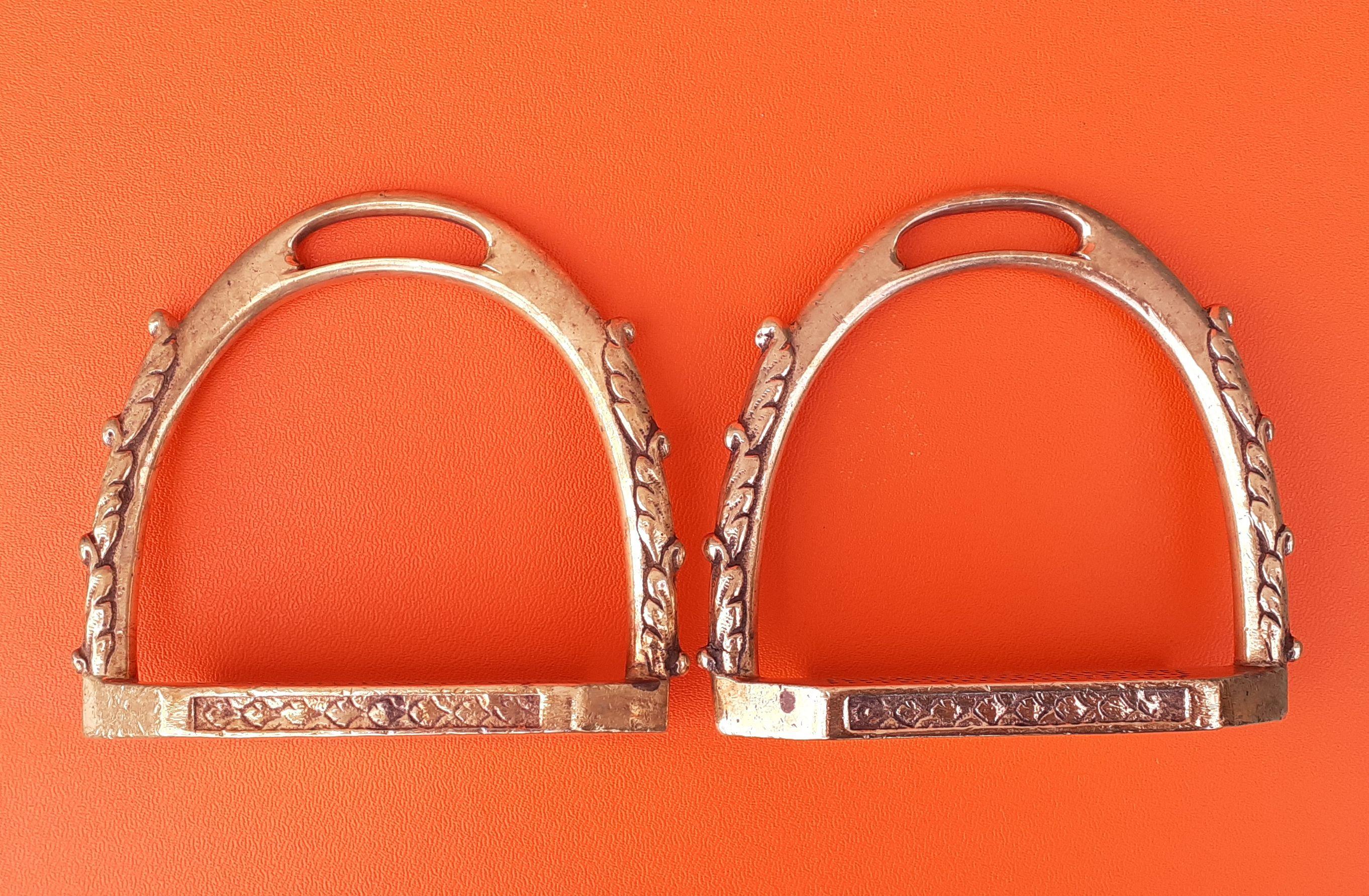 Exceptionnelle paire d'étriers en bronze ciselé Hermès Horse Ridding Texas en vente 4