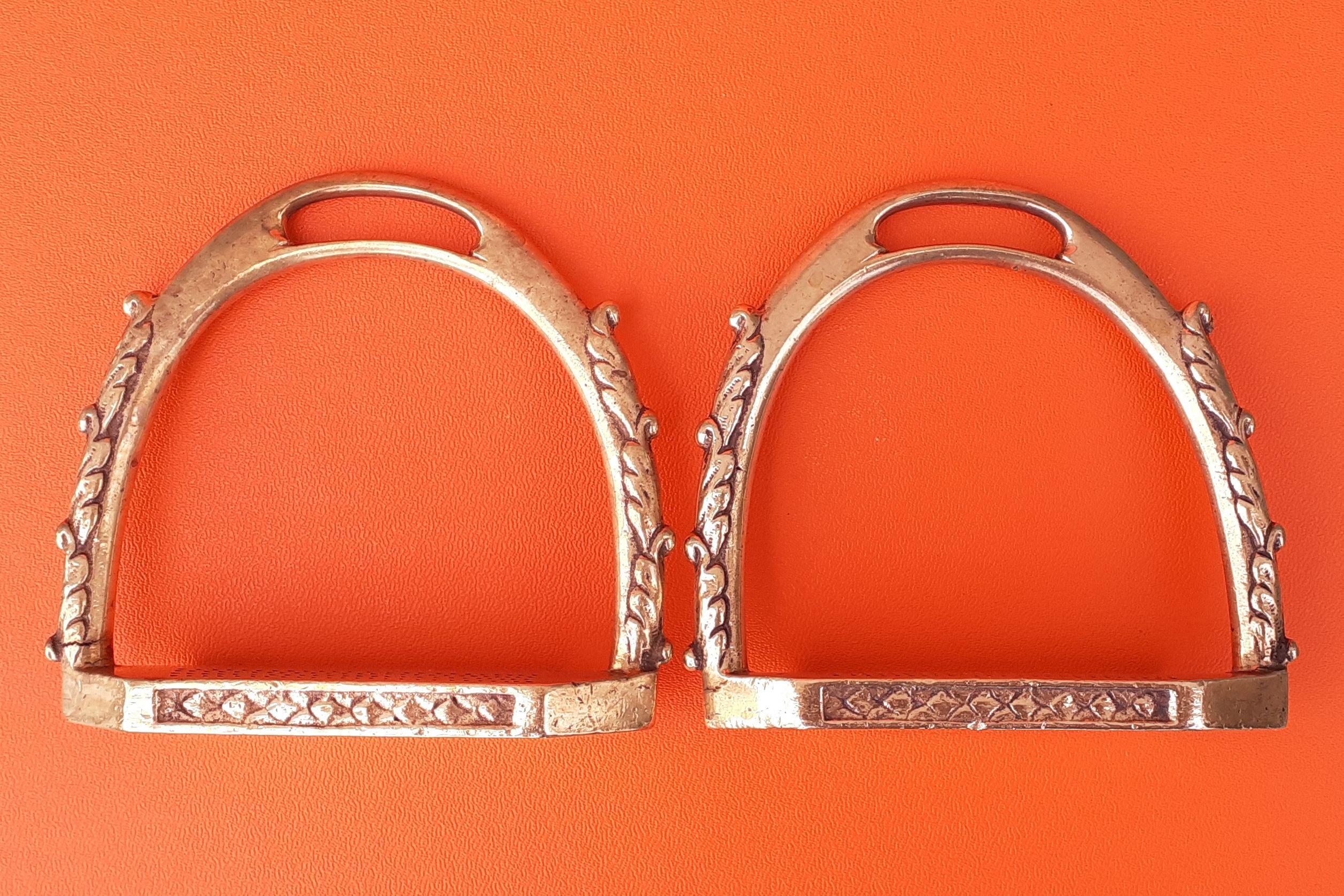 Exceptional Hermès Pair of Chiseled Bronze Stirrups Horse Ridding Texas For Sale 5