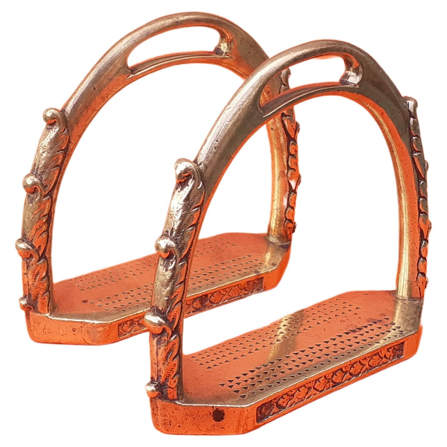 Exceptionnelle paire d'étriers en bronze ciselé Hermès Horse Ridding Texas en vente
