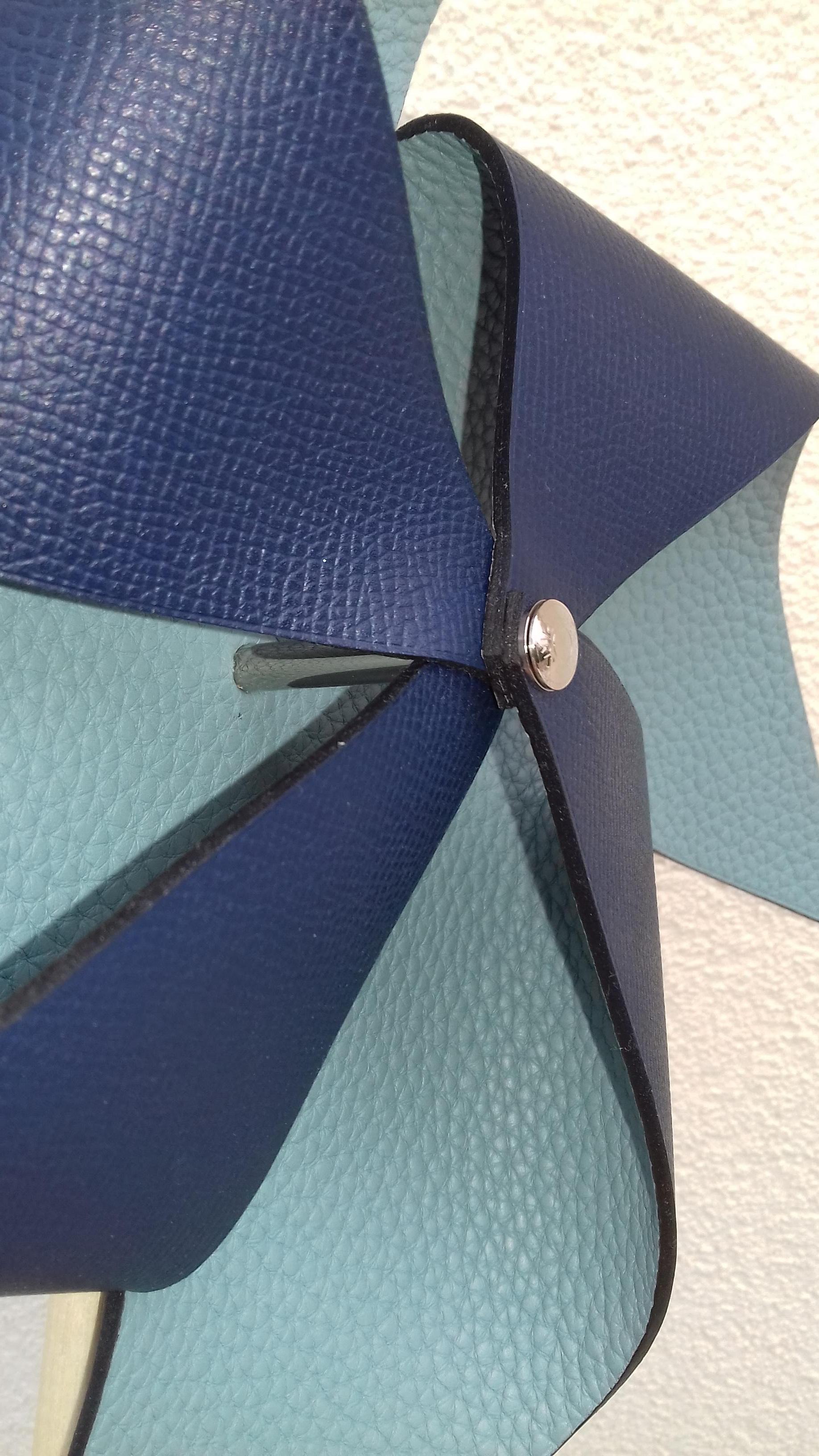 Außergewöhnliche Hermès Petit H Pinwheel Windwhell Holz und blaues Leder GM im Angebot 3
