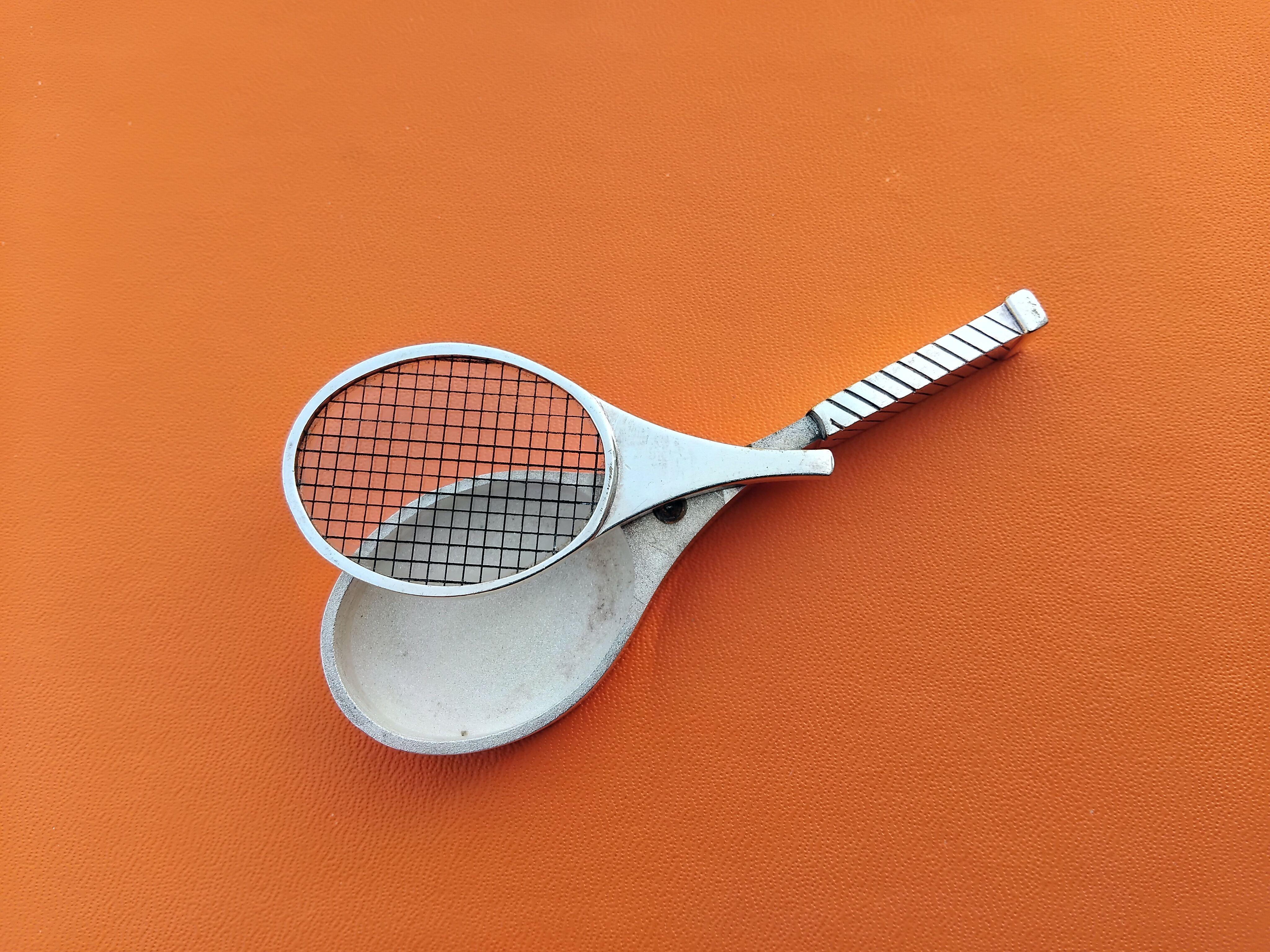 Hermès d'exception  Boîte à pilules en forme de raquette de tennis Rare Unisexe en vente