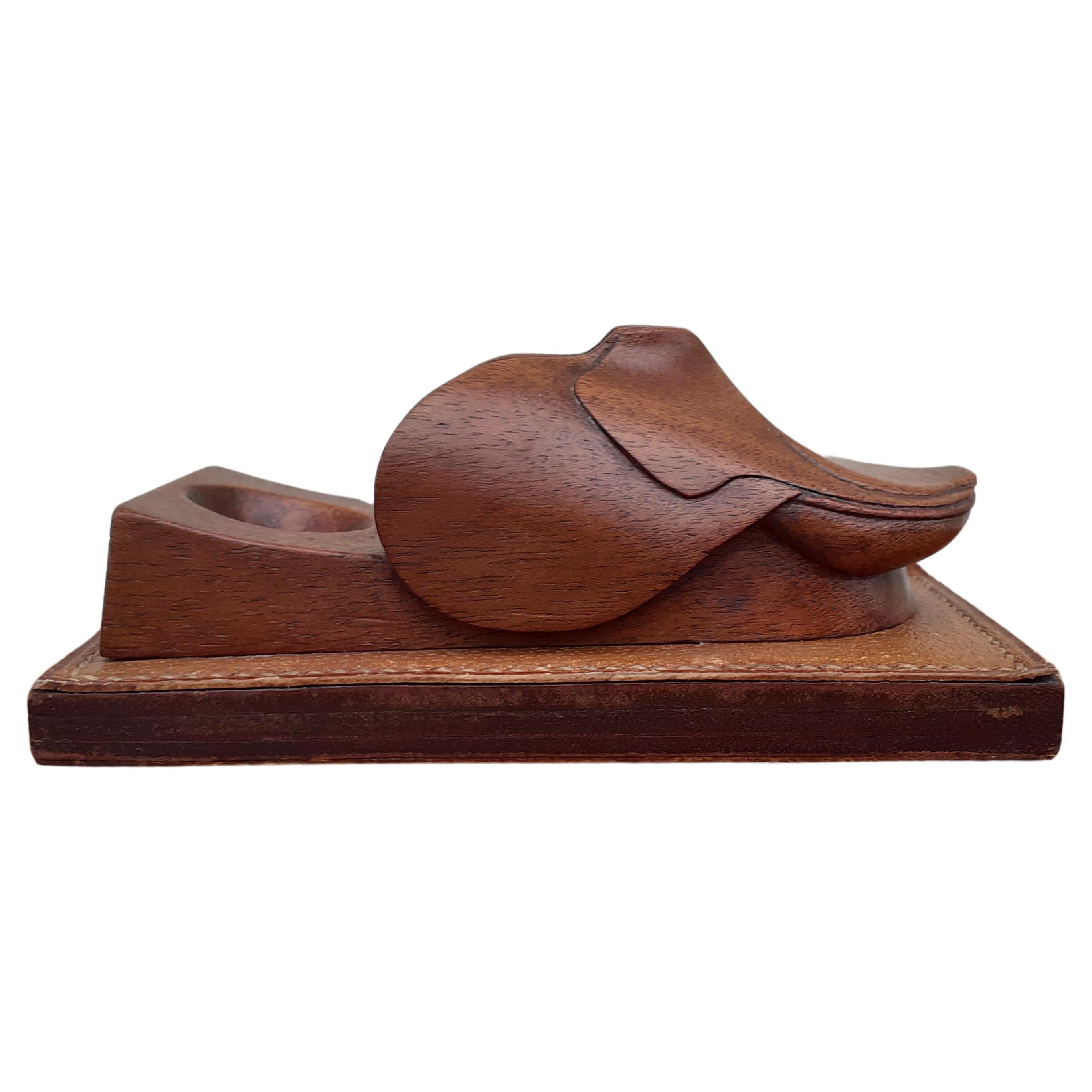 Stunning and Beautiful Authentic Hermès Pipe Holder

In carved wood in the shape of a small horse saddle

The wood is hollowed out so that a pipe can be placed there, the saddle serving as a support

Super cute, would fit any horse ridding