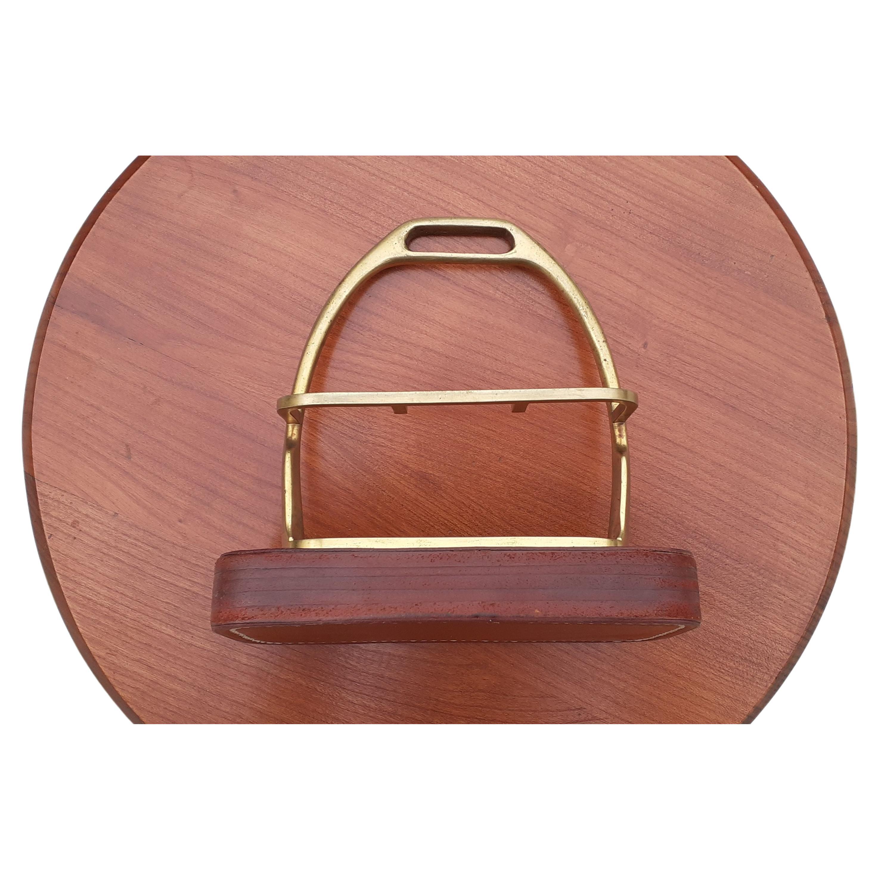 Men's Exceptional Hermès Pipe Holder Stirrup Shaped in Brass and Leather Texas For Sale