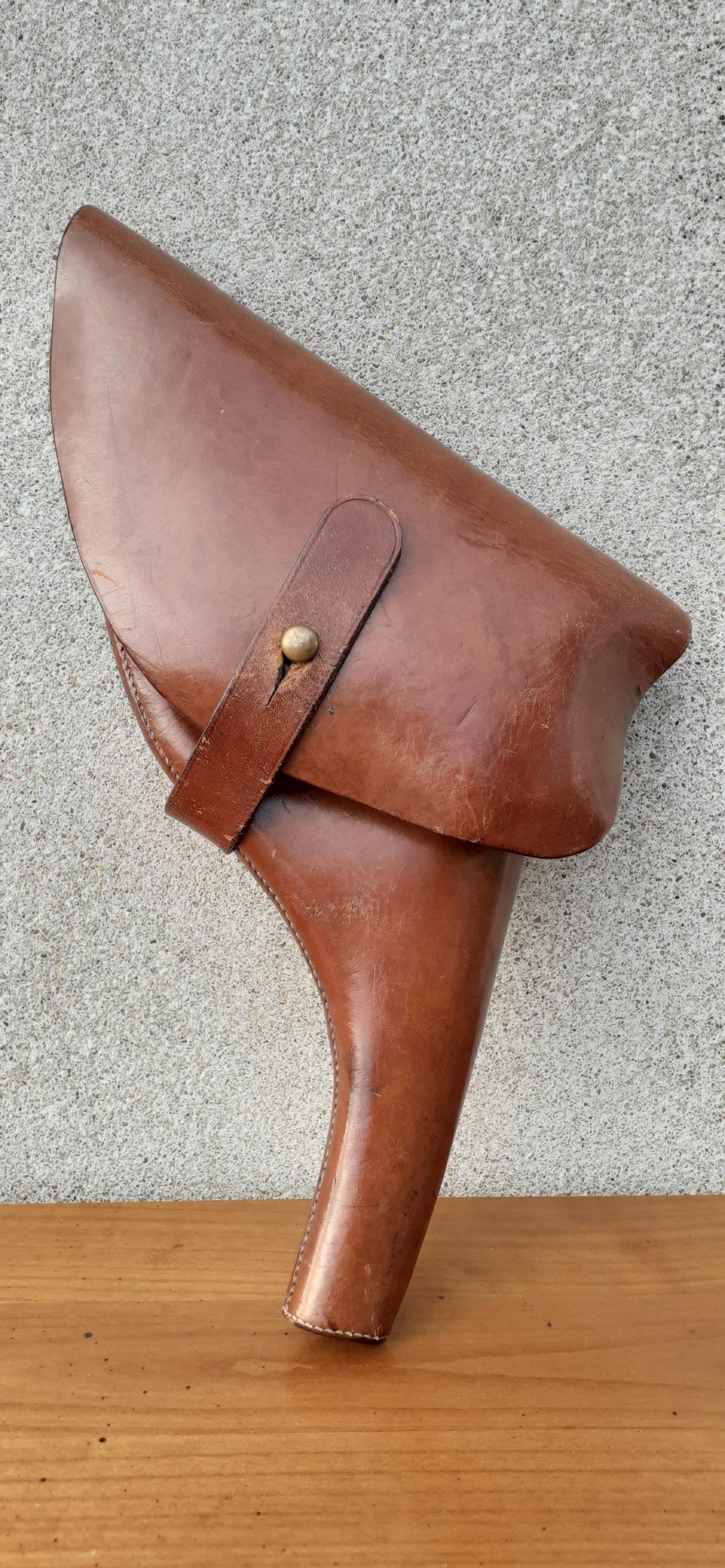 Extremely Rare Authentic Hermès Revolver Holster

Made in France

Vintage Item

Made of extremely strong thick smooth leather, HIGH QUALITY !

Colorway: Fauve (Camel / Brown)

1 pocket for bullets with snap button

The case closes with a golden