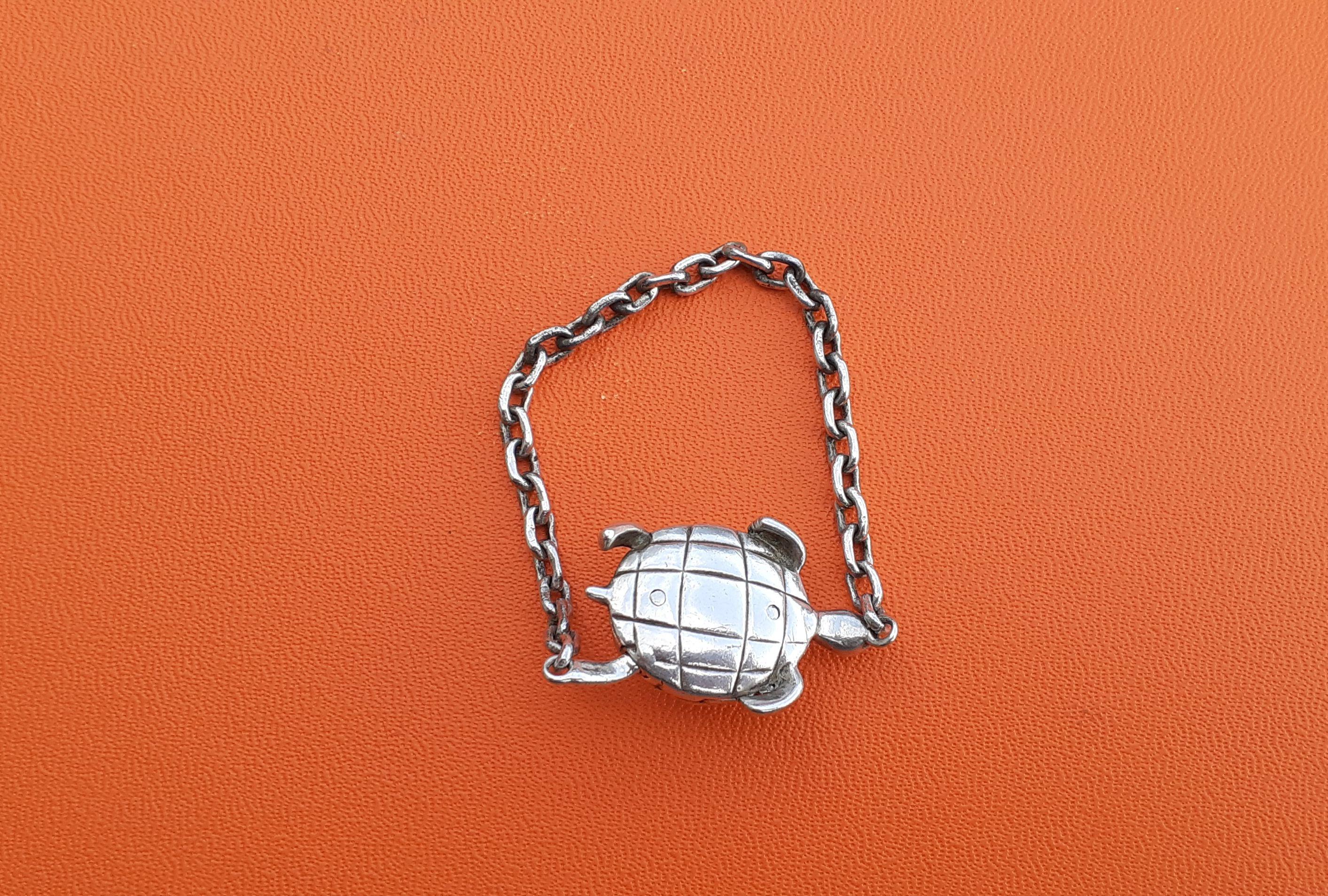 Außergewöhnliche Hermès Secret Mechansim Schildkröte Schlüsselanhänger oder Charme in Silber  im Angebot 6
