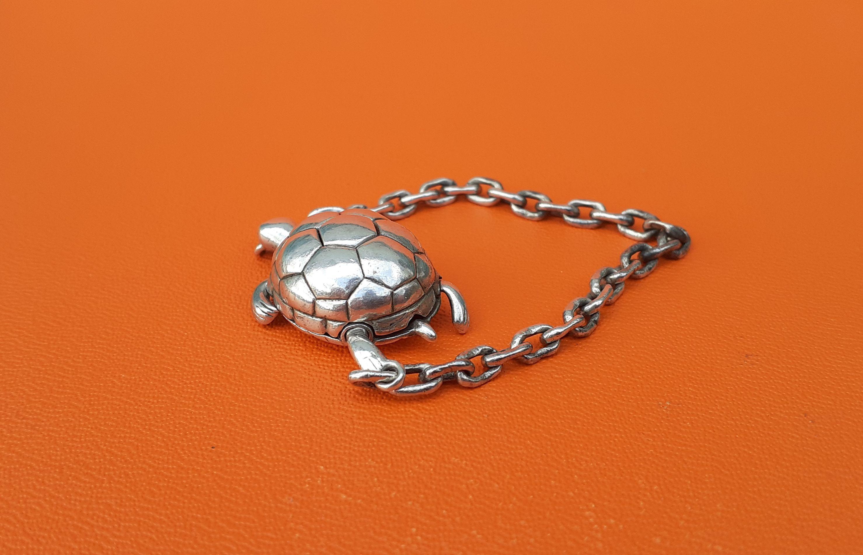 Außergewöhnliche Hermès Secret Mechansim Schildkröte Schlüsselanhänger oder Charme in Silber  im Angebot 2