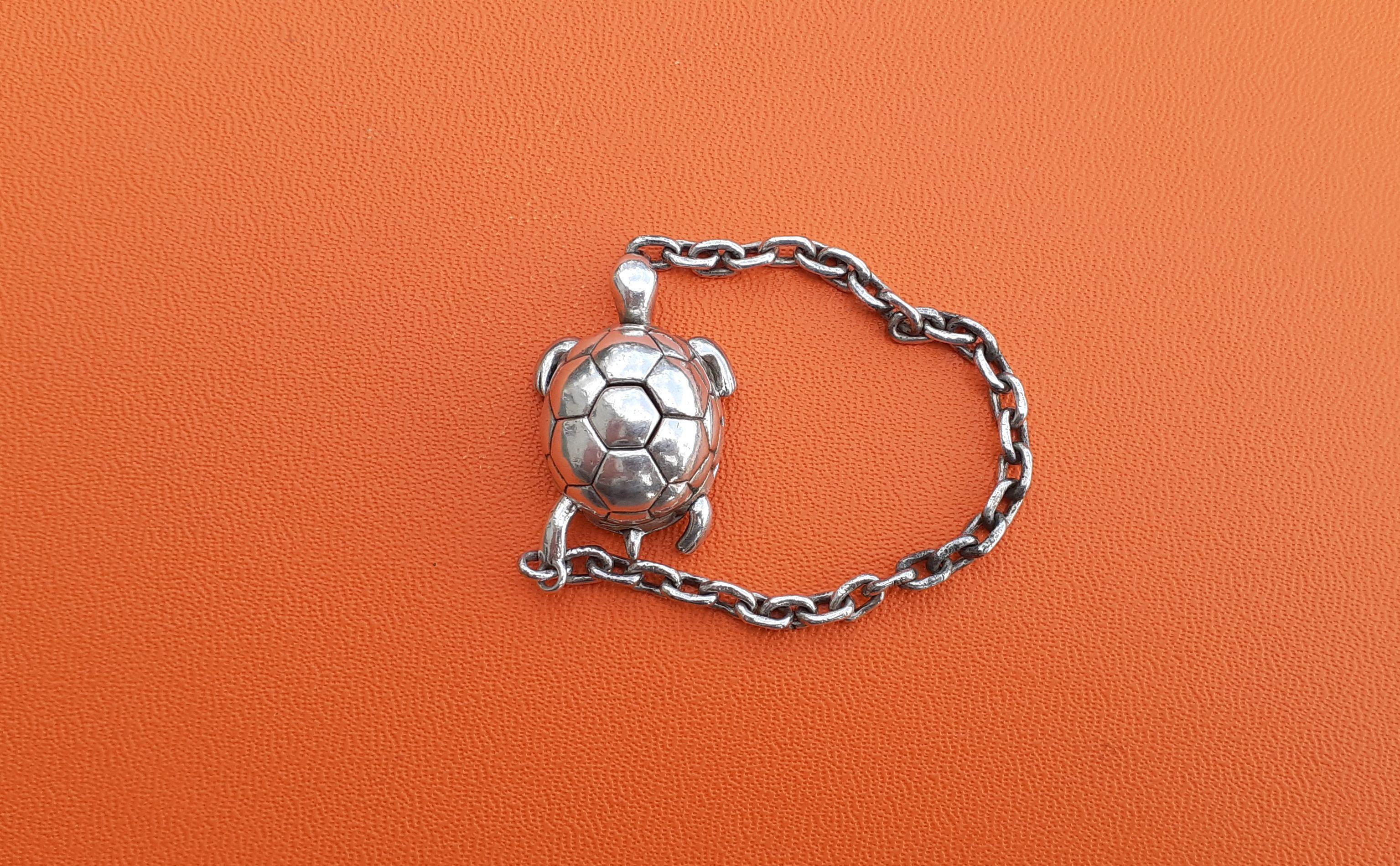 Außergewöhnliche Hermès Secret Mechansim Schildkröte Schlüsselanhänger oder Charme in Silber  im Angebot 5