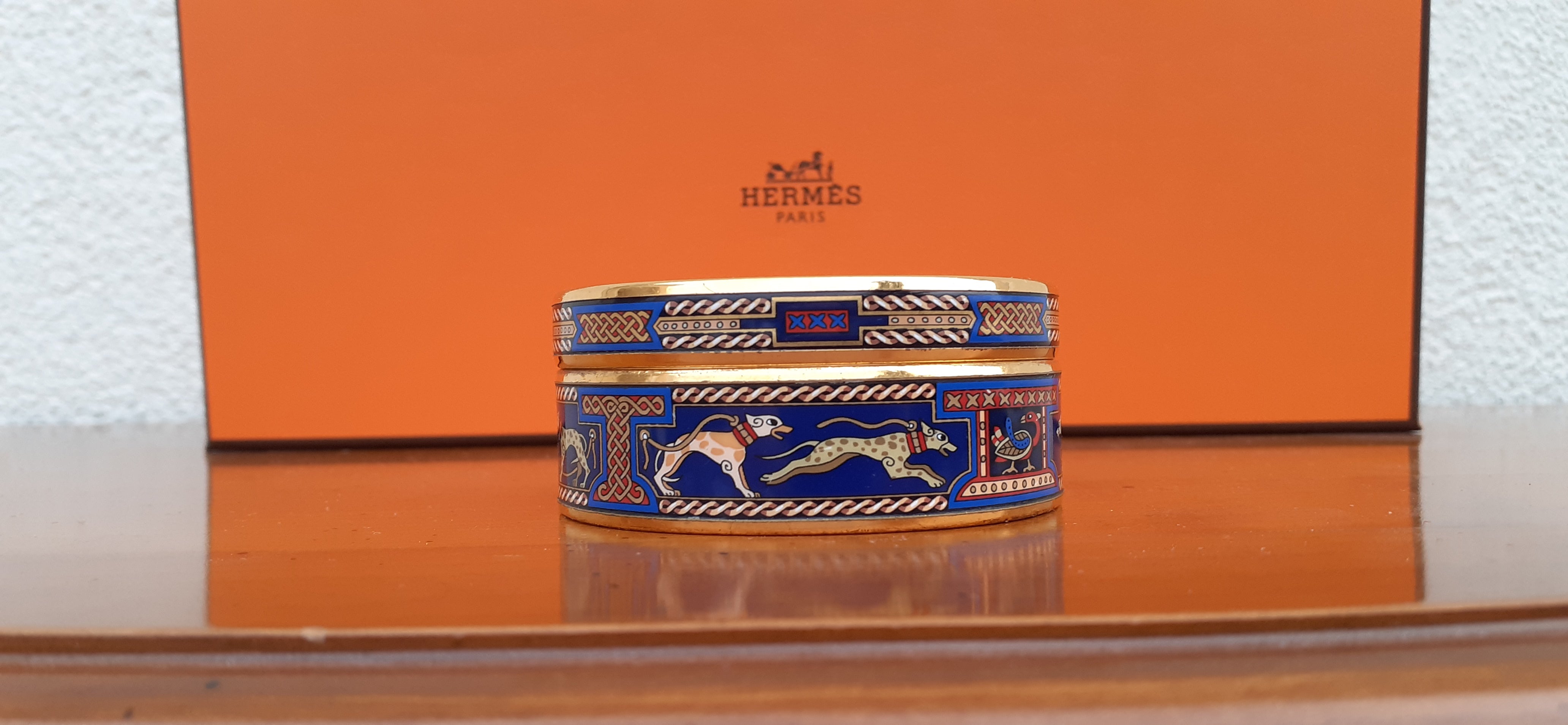 Rare and Beautiful Authentic Set of 2 Hermès Bracelets

Print: Lévriers (Greyhound dogs)

Set includes 2 Bracelets: 1 large and 1 narrow

Made in Austria 

Vintage bracelets, from the 90's

Made of printed enamel and gold plated hardware

Colorways:
