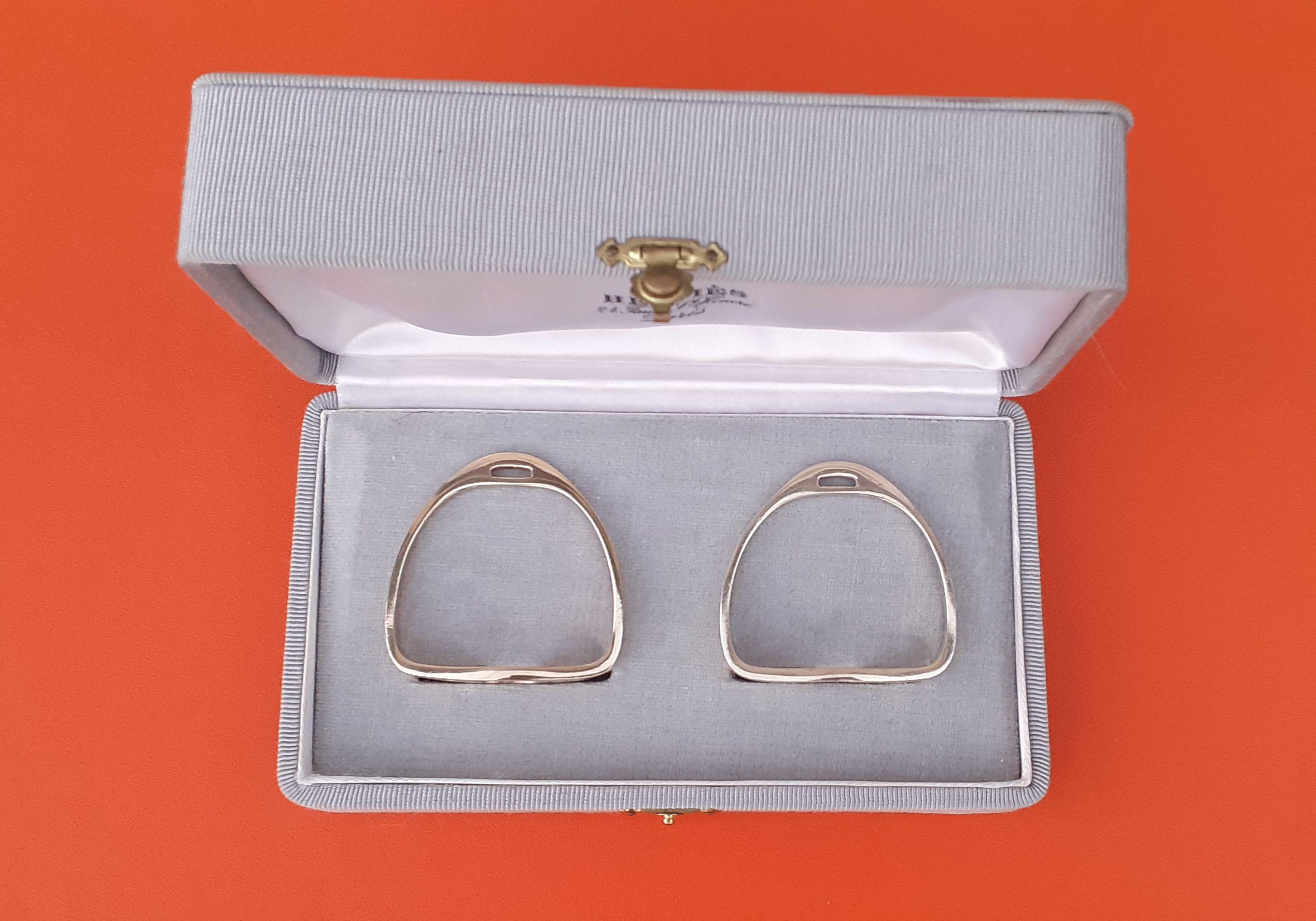 Außergewöhnlicher Hermès Satz von 2 Serviettenringen Steigbügel in Silber vergoldet Texas geformt (Grau) im Angebot