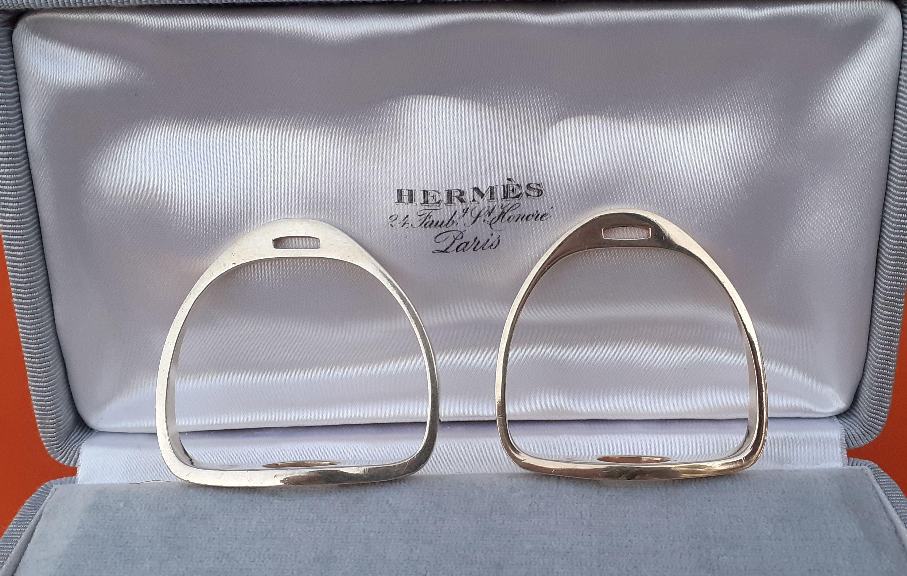 Außergewöhnlicher Hermès Satz von 2 Serviettenringen Steigbügel in Silber vergoldet Texas geformt im Angebot 2