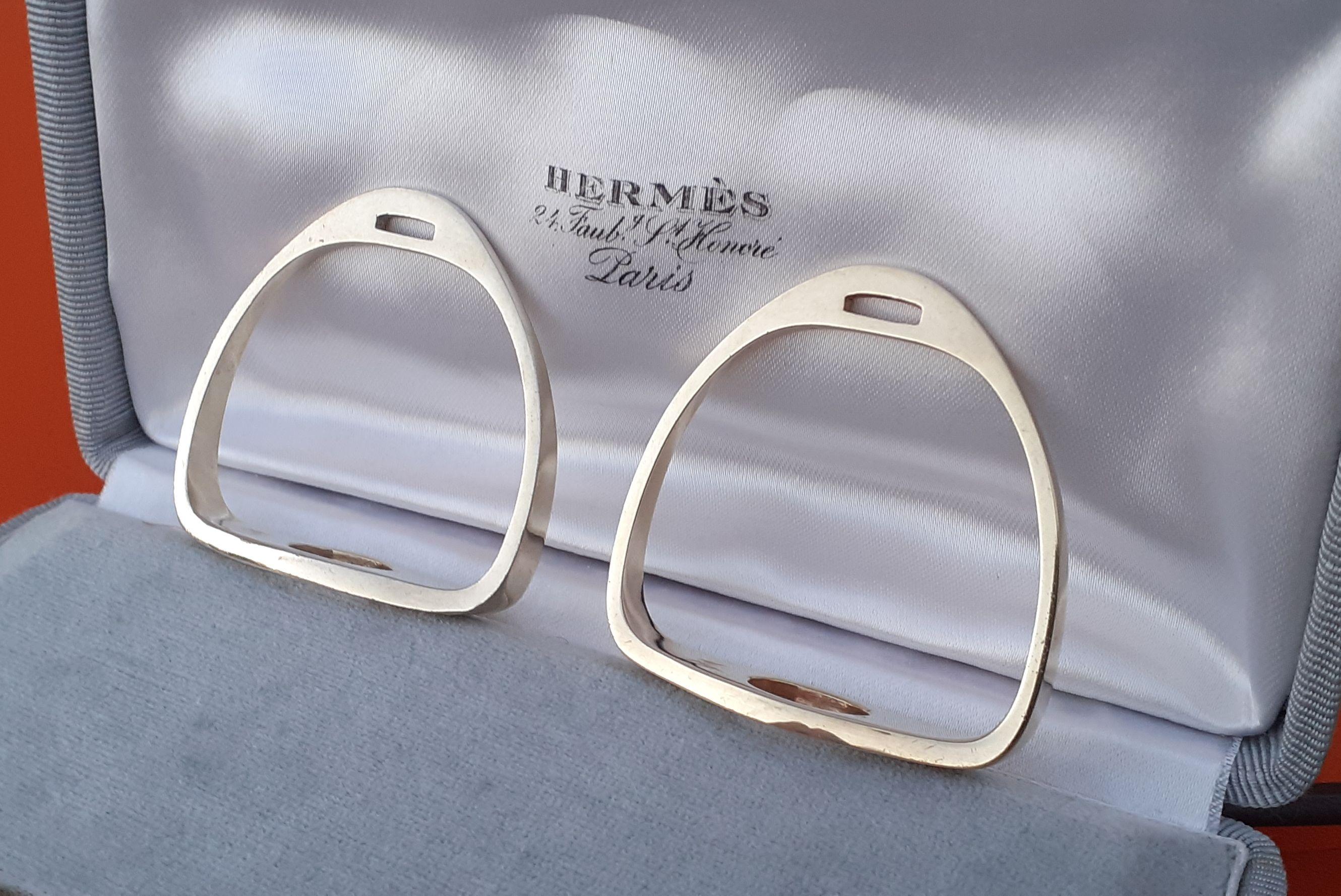 Außergewöhnlicher Hermès Satz von 2 Serviettenringen Steigbügel in Silber vergoldet Texas geformt im Angebot 4