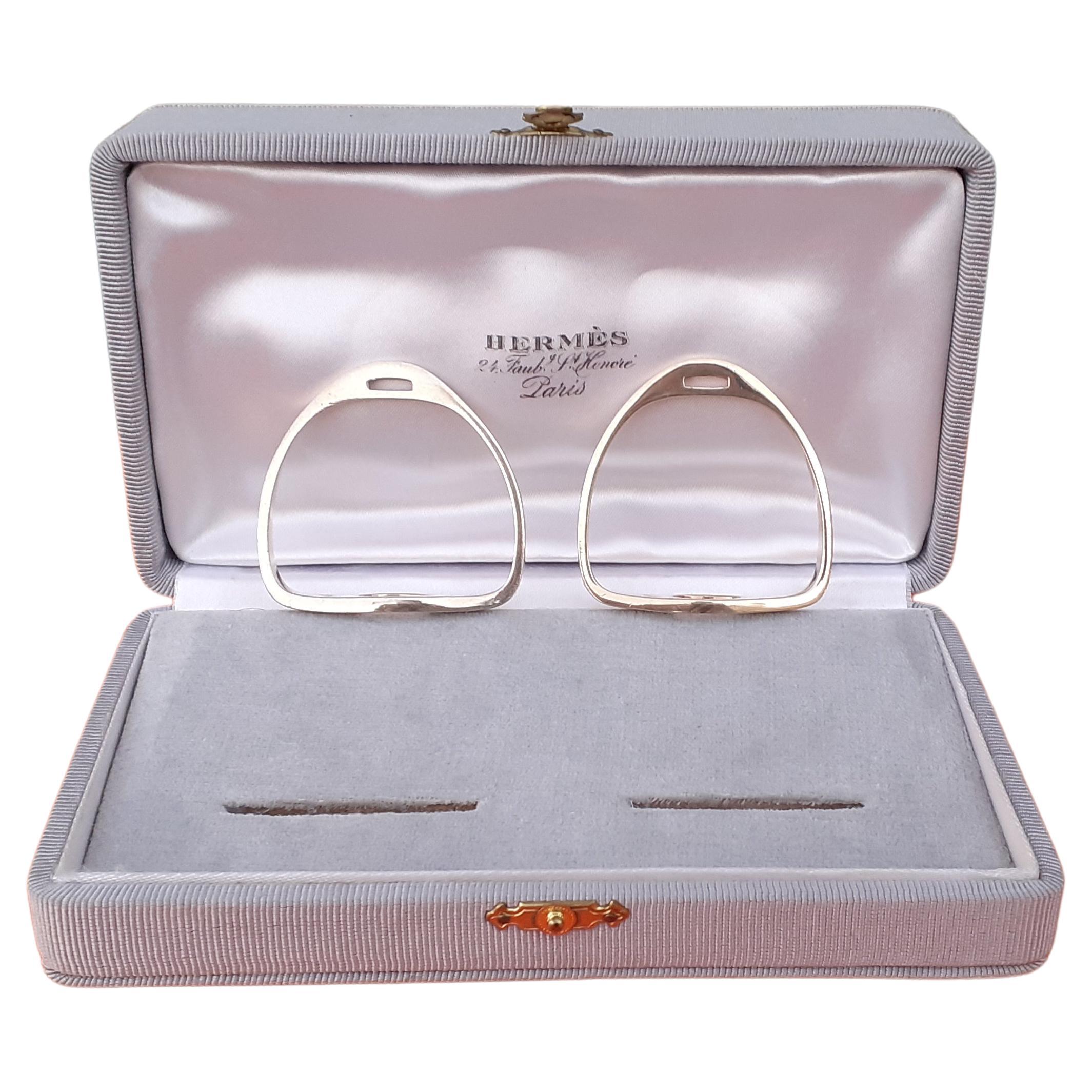 Außergewöhnlicher Hermès Satz von 2 Serviettenringen Steigbügel in Silber vergoldet Texas geformt im Angebot