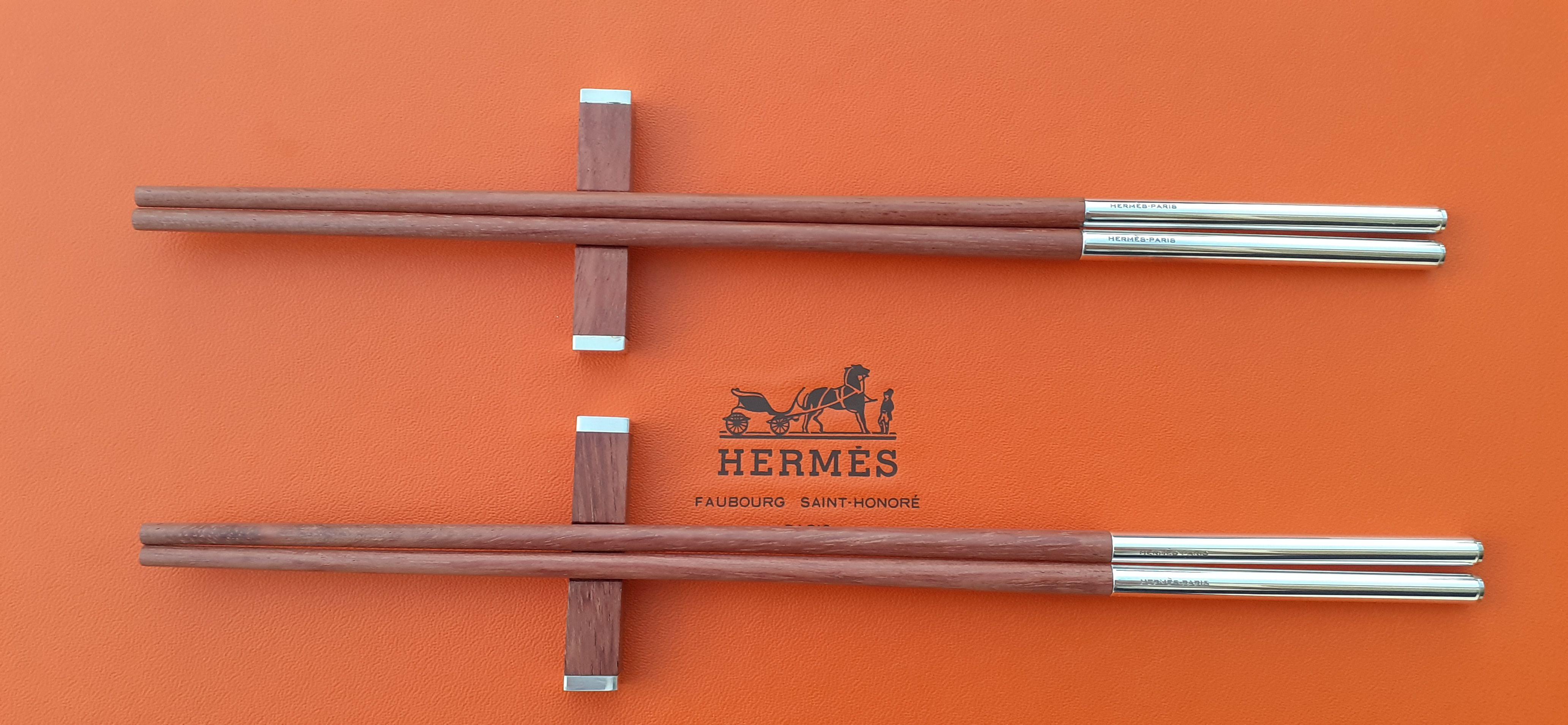 Außergewöhnliches Hermès Set aus 2 Paar Essstäbchen aus Holz (Braun) im Angebot