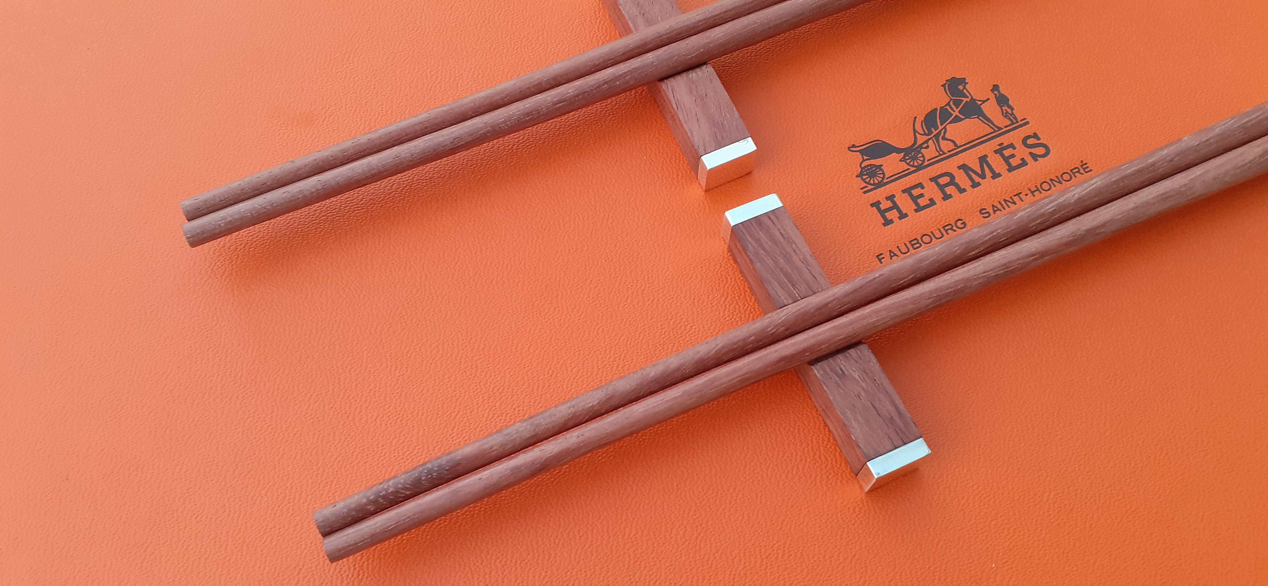 Brown Exceptional Hermès Set of 2 pairs of Chopsticks in wood For Sale