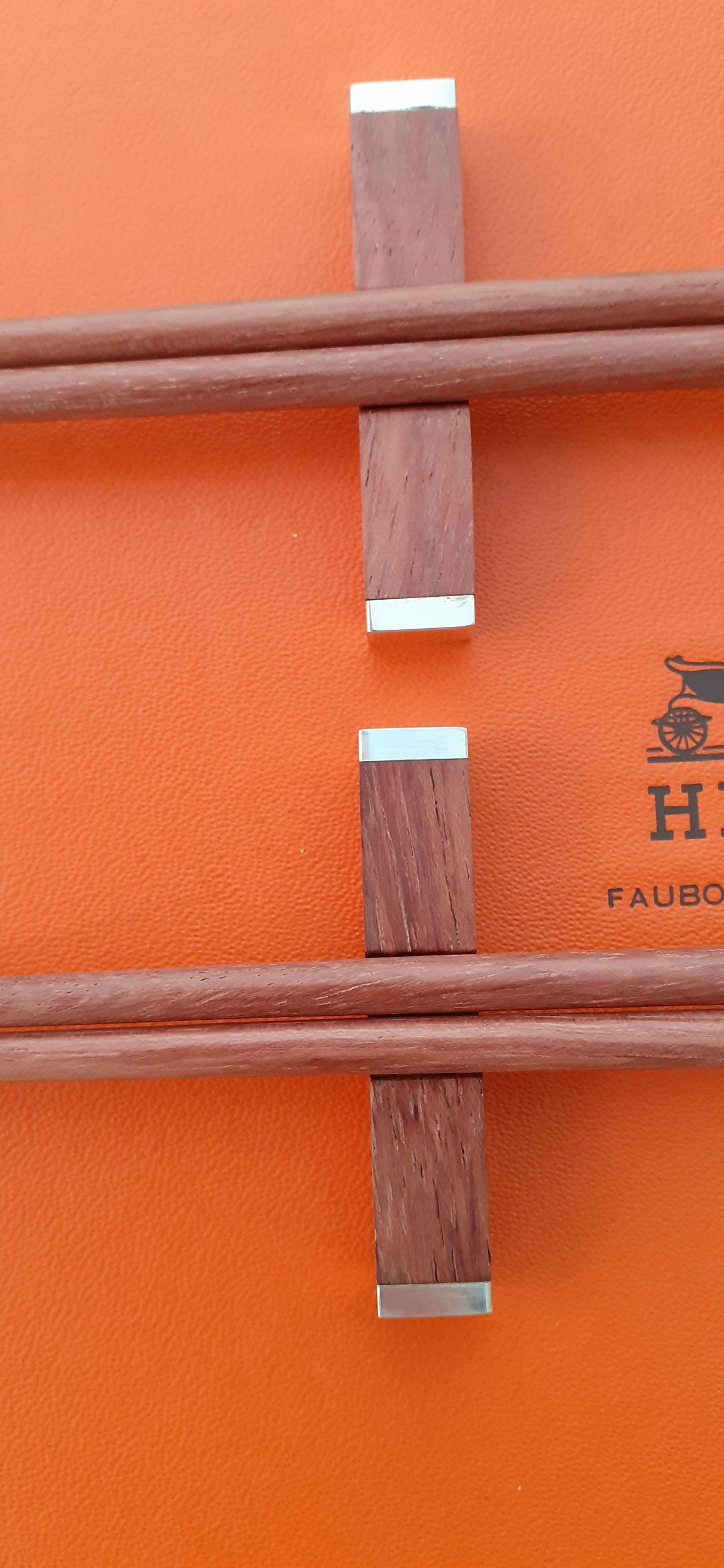 Außergewöhnliches Hermès Set aus 2 Paar Essstäbchen aus Holz im Angebot 2