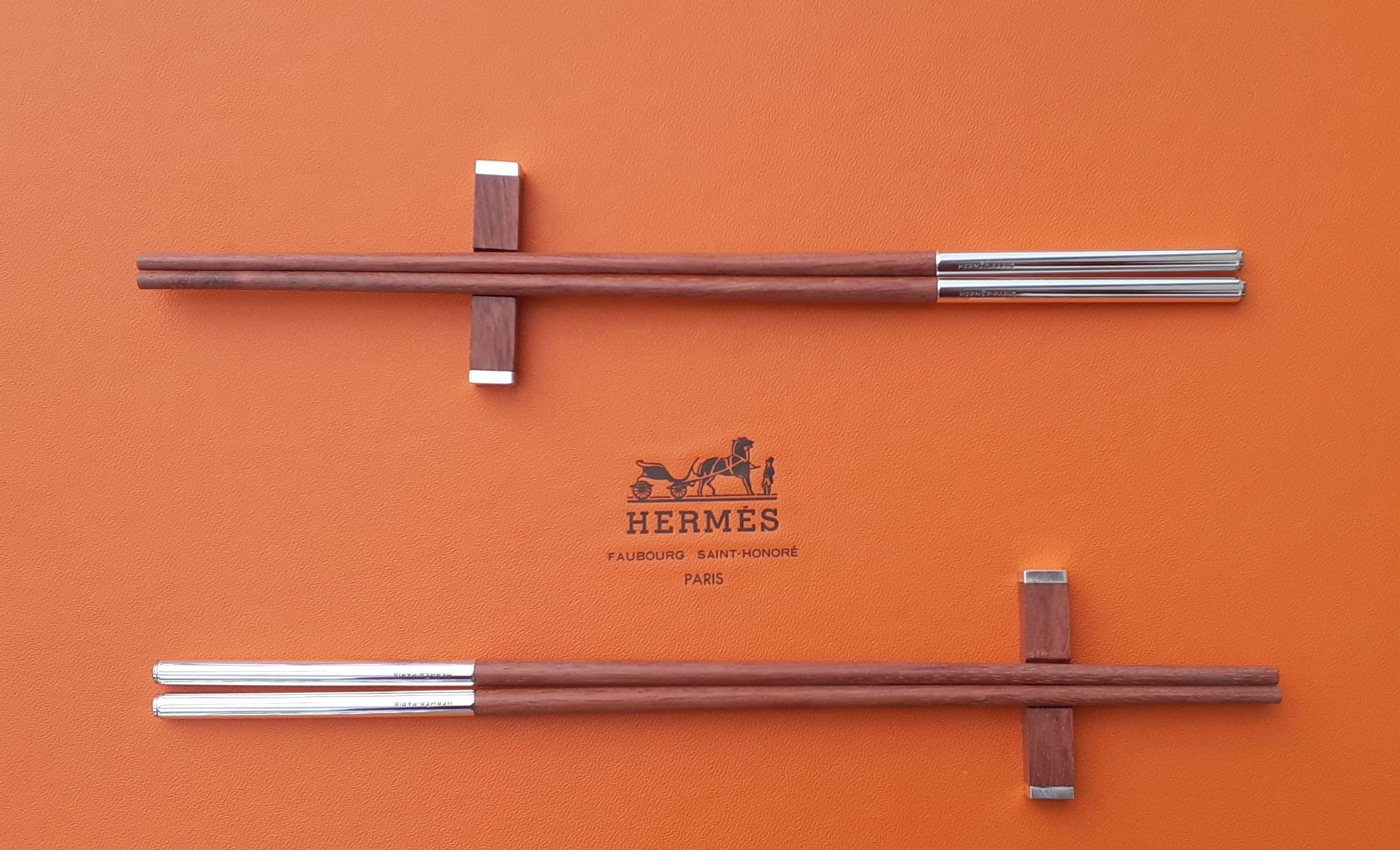 Außergewöhnliches Hermès Set aus 2 Paar Essstäbchen aus Holz im Angebot 4