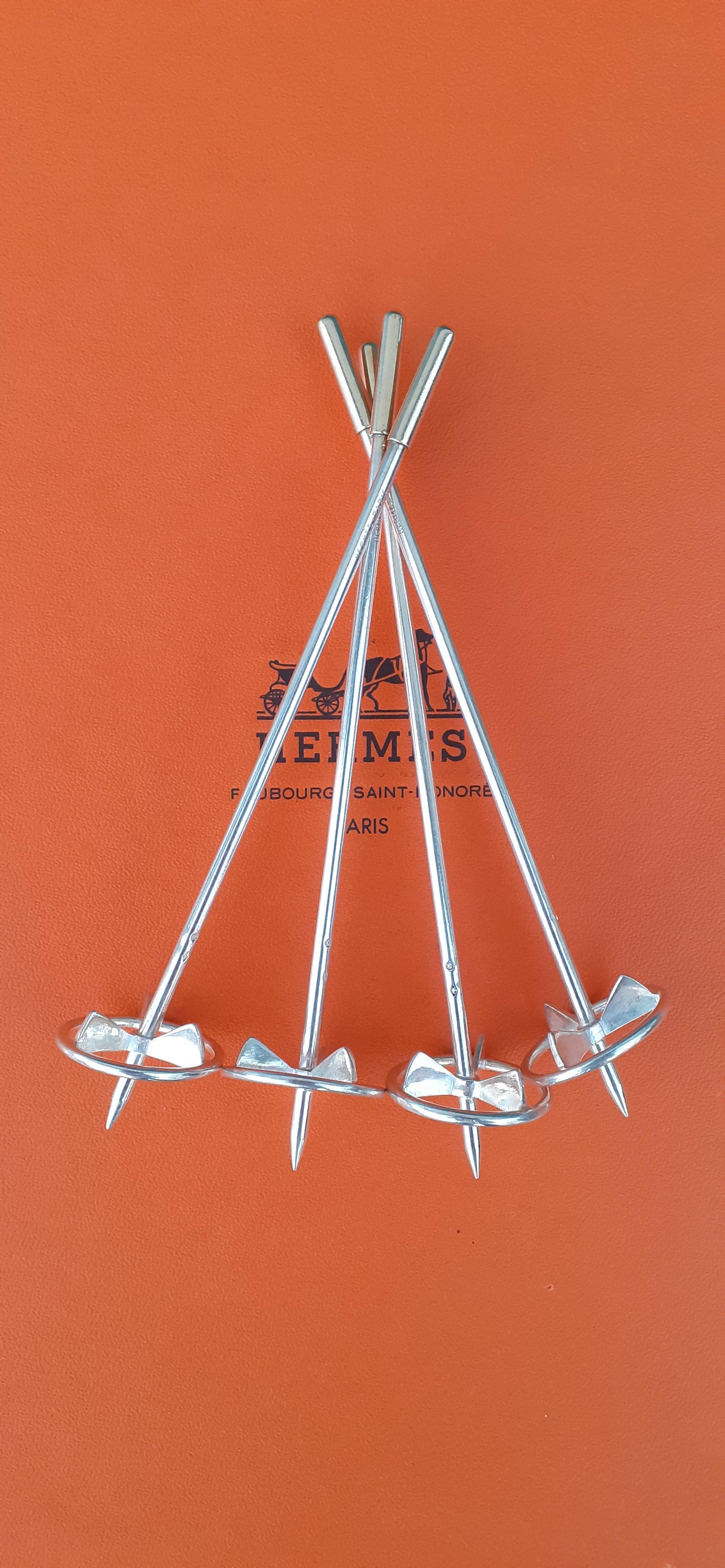 Beige Exceptionnel Hermès Set of 4 Swizzle Sticks Stirrers Ski Poles in Silver en vente