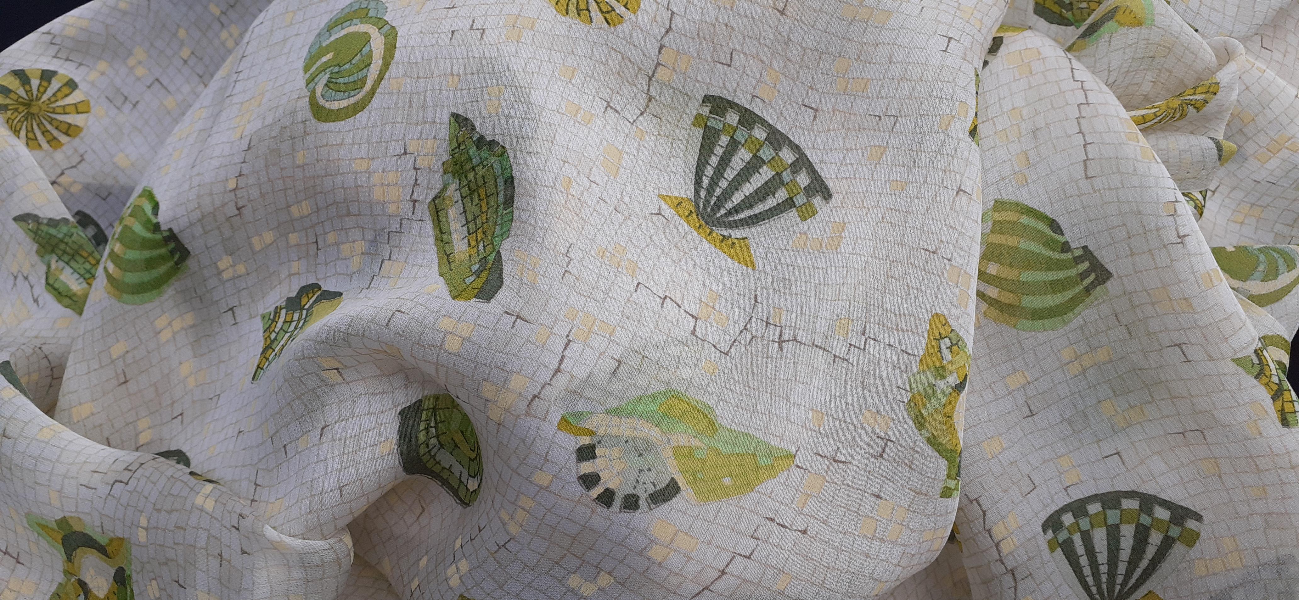 Seltenes Hermès Set aus passendem Schal und Kummerbund Muscheln auf Mosaik in Seide im Angebot 8