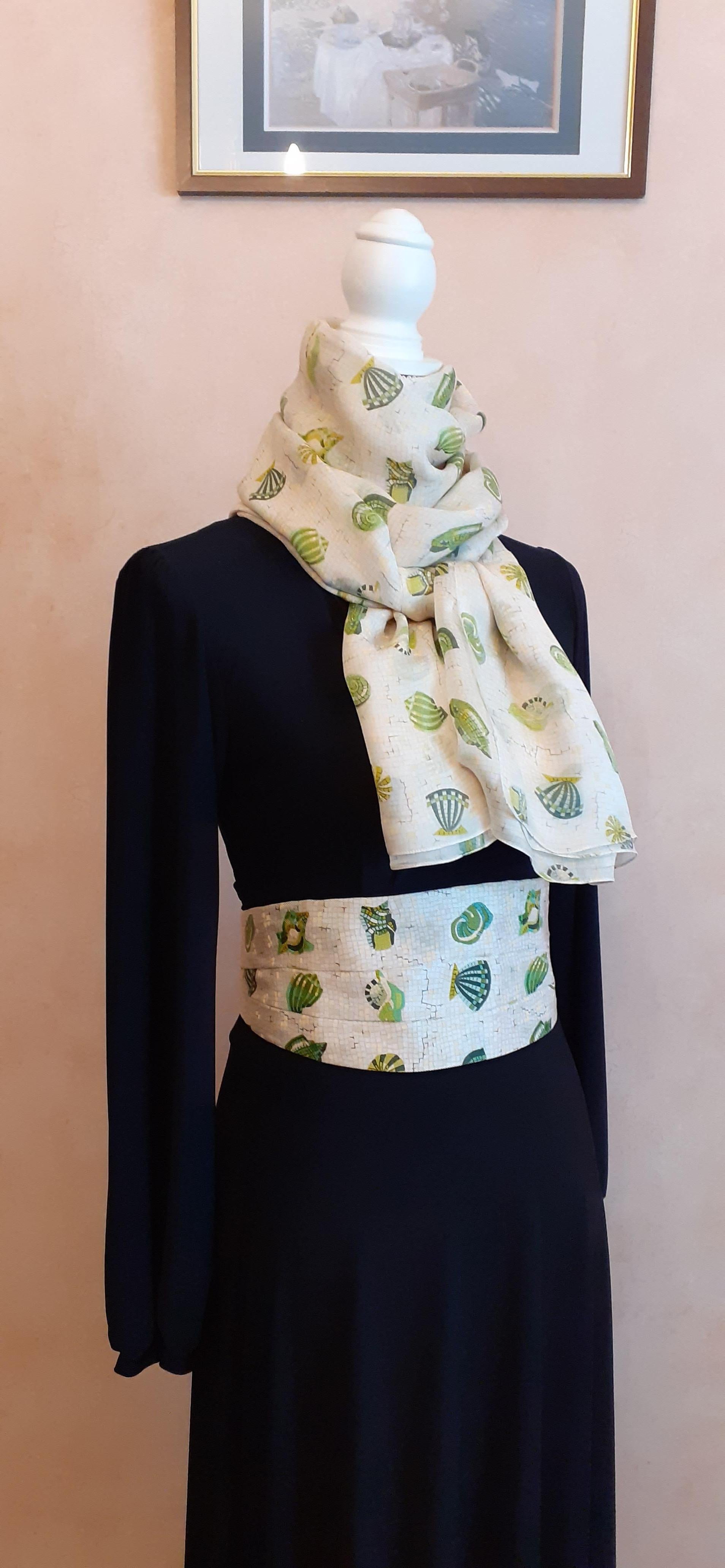 Seltenes Hermès Set aus passendem Schal und Kummerbund Muscheln auf Mosaik in Seide im Angebot 11
