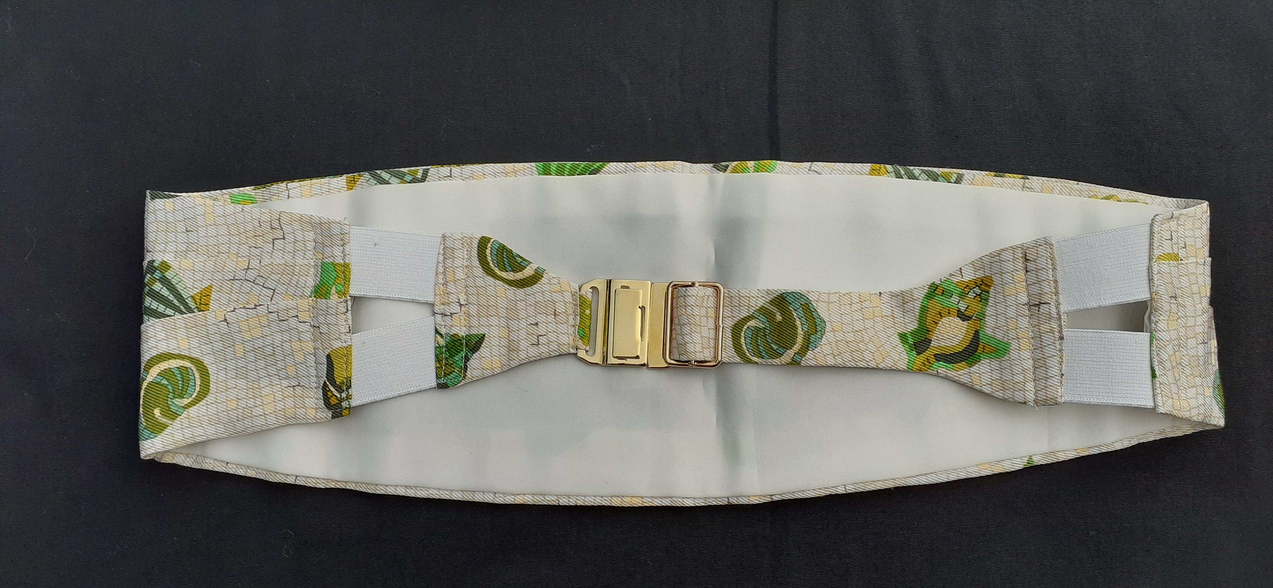 Seltenes Hermès Set aus passendem Schal und Kummerbund Muscheln auf Mosaik in Seide im Angebot 1