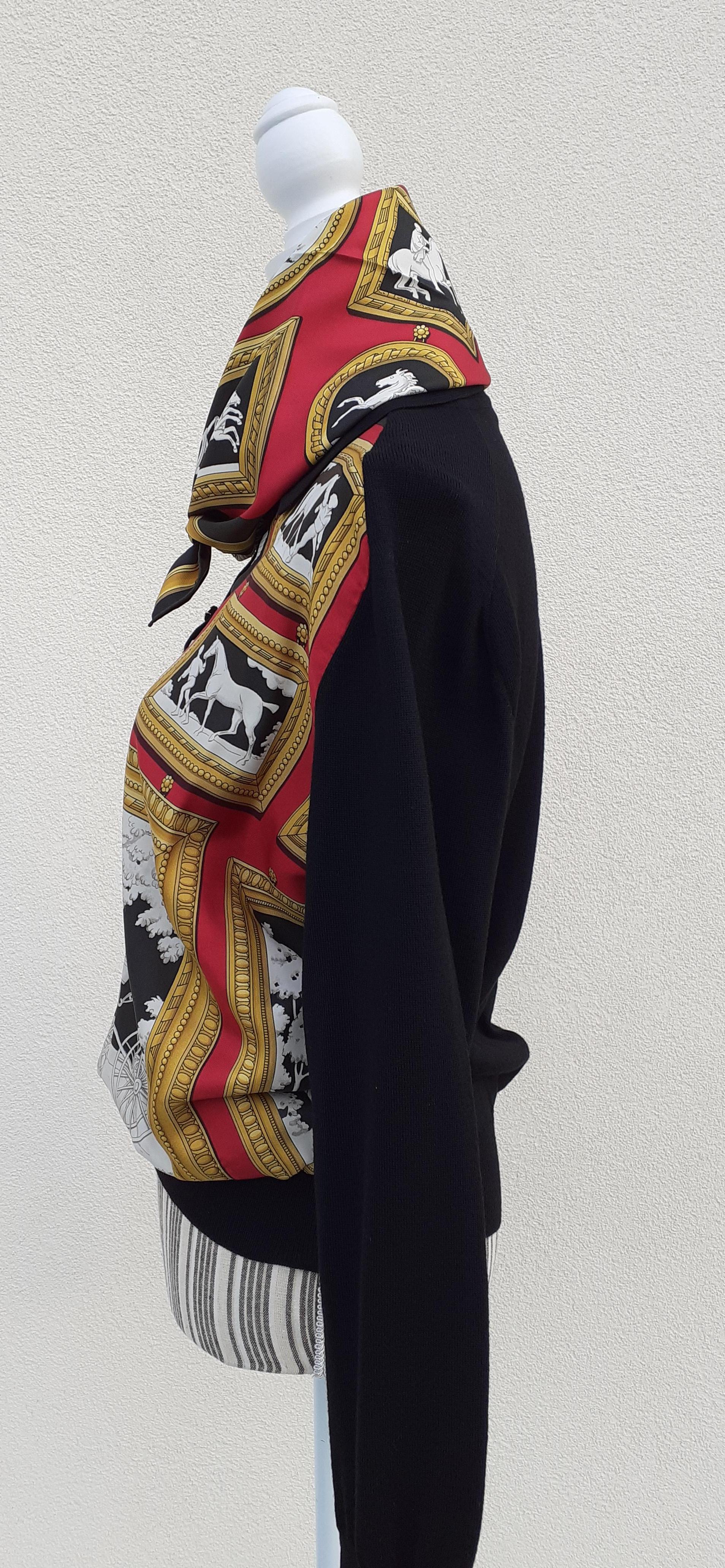 Exceptionnel ensemble Hermès de pull et écharpe assortie à motif Wedgwood Taille M en vente 1