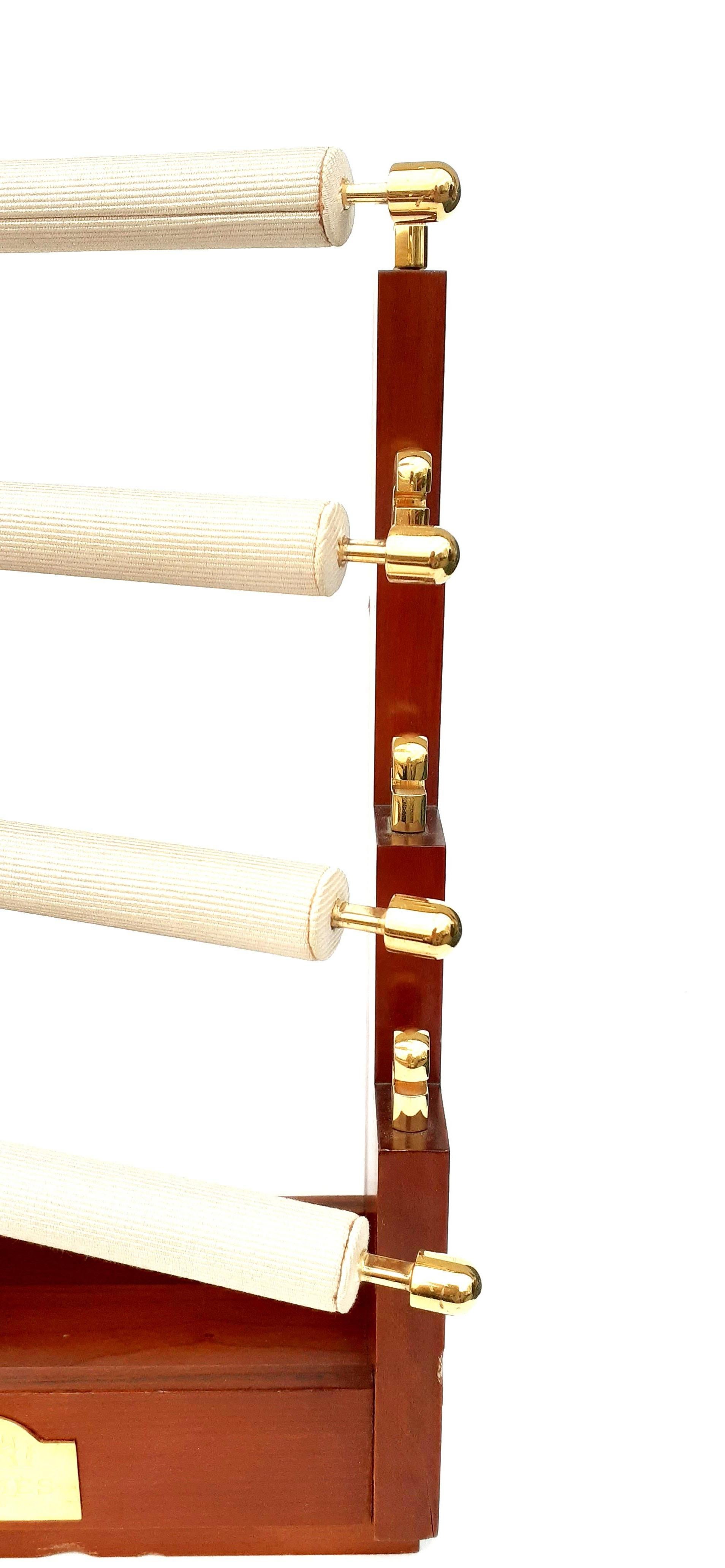 Exceptionnel cintre pour écharpes de saut d'obstacles Hermès Wood RARE en vente 7