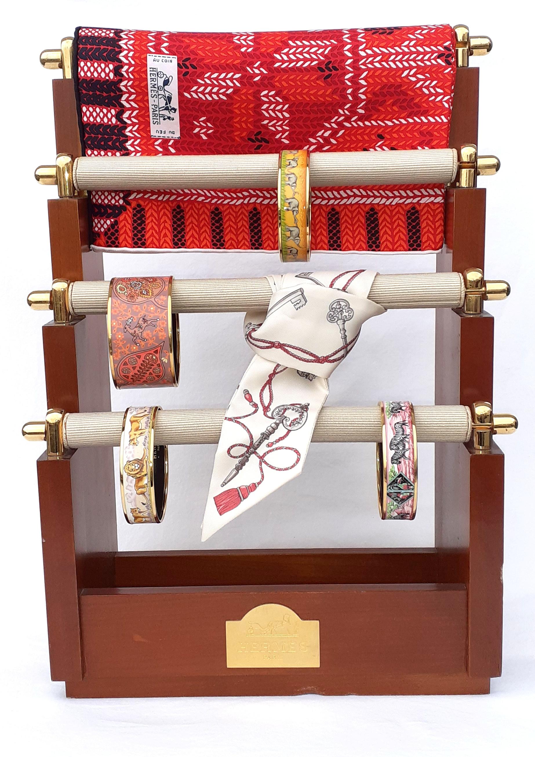 Extremely Rare Authentic Hermès Display

Shaped in an equestrian jump !

Perfect for presenting your scarves, jewelry

Vintage item from a Hermès Store

Composed of a wooden support, adorned with 4 rolls covered with beige fabric

At the bottom, a