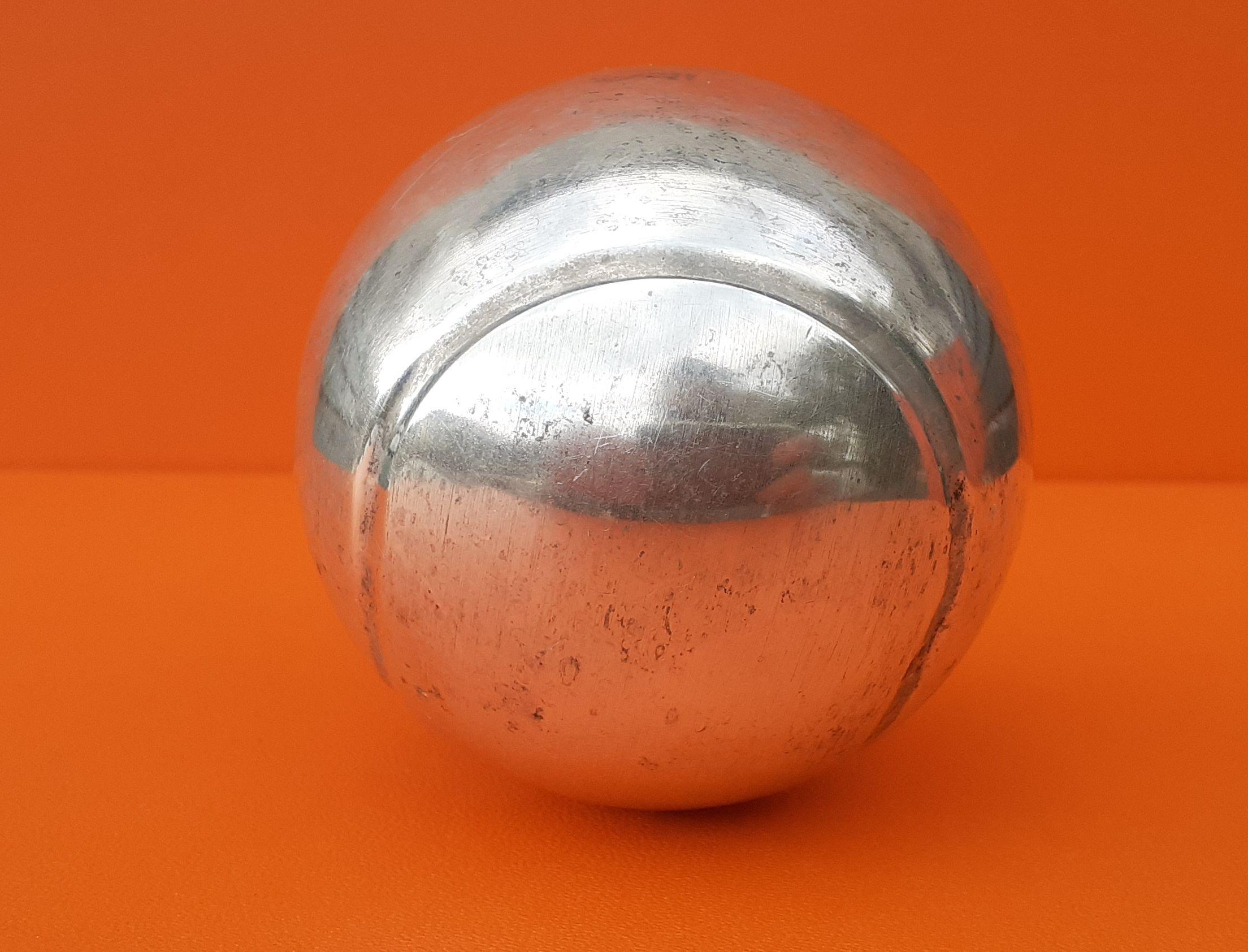 Exceptional Authentic Hermès Tennis Ball

Vintage item

Can be used as paperweight

Made of Silver-Tone Metal

