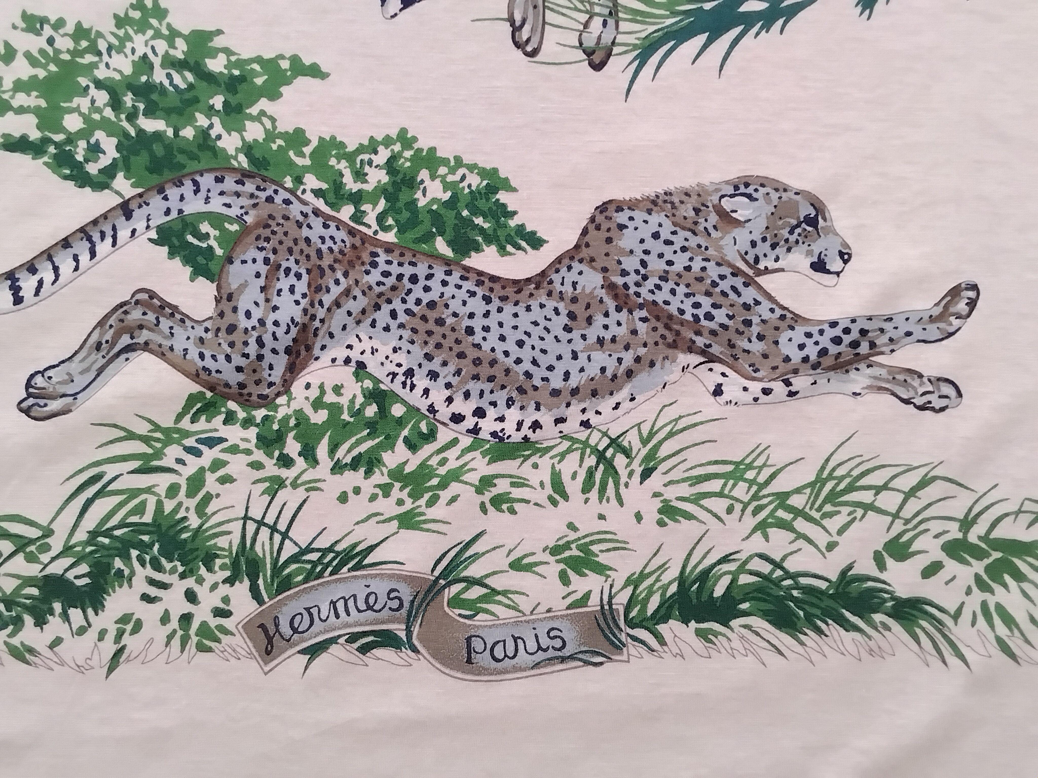 Exceptional Hermès T-Shirt Cotton Scarf Guepards Dallet Cheetahs Khaki 44' For Sale 1