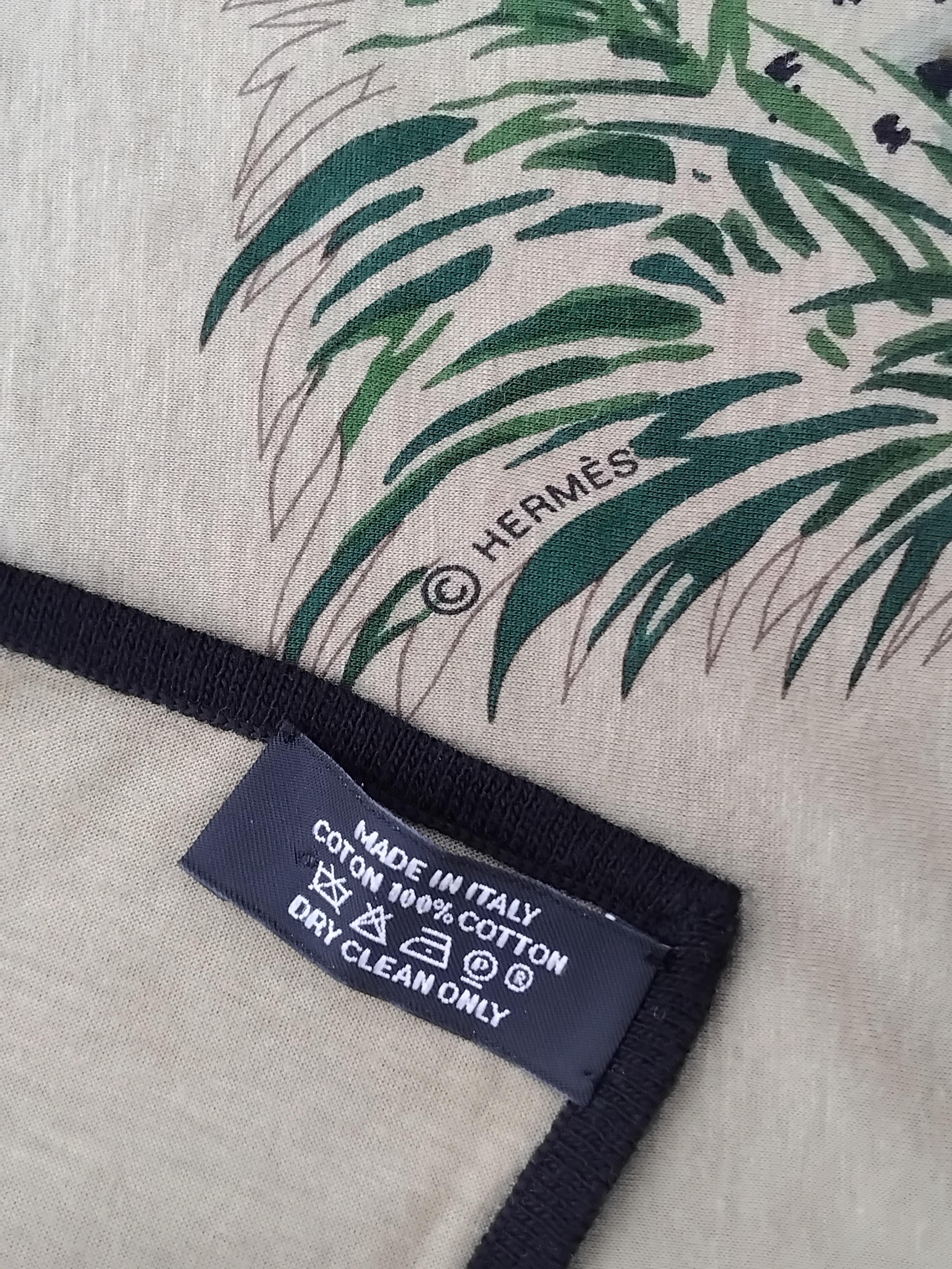 Exceptional Hermès T-Shirt Cotton Scarf Guepards Dallet Cheetahs Khaki 44' For Sale 6
