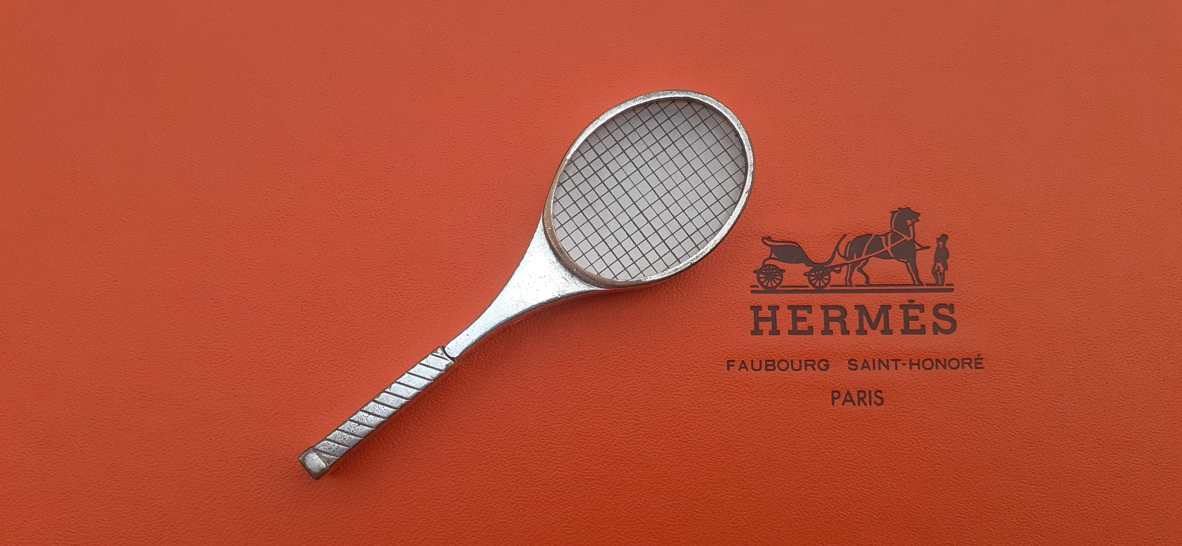 Außergewöhnliche Hermès Tennisschläger geformt Pillendose Selten (Grau) im Angebot